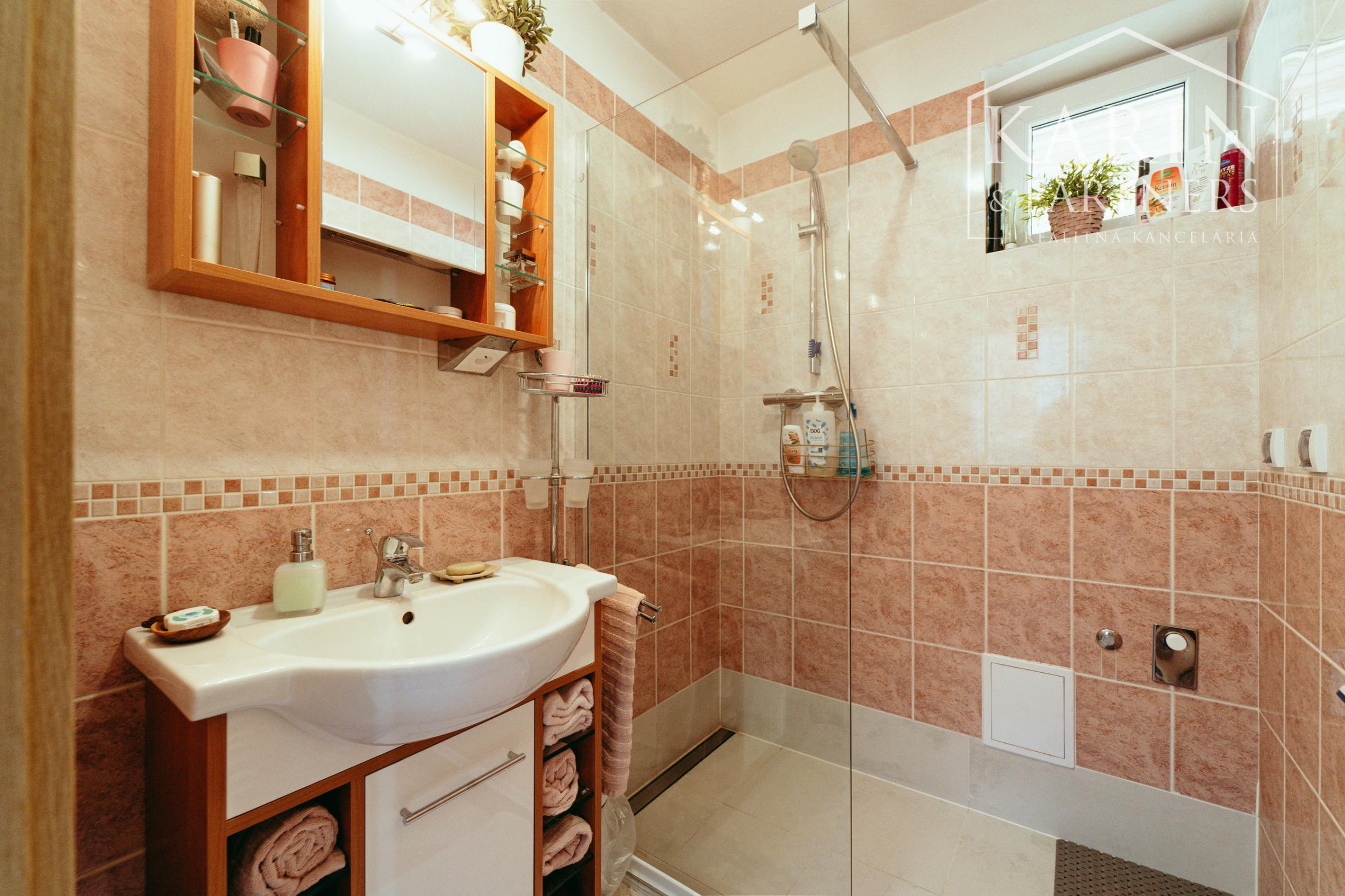 STUPAVA - Rodinný dom s atmosférou  - 5 izieb, záhrada, záhradný domček, bazén, parkovanie