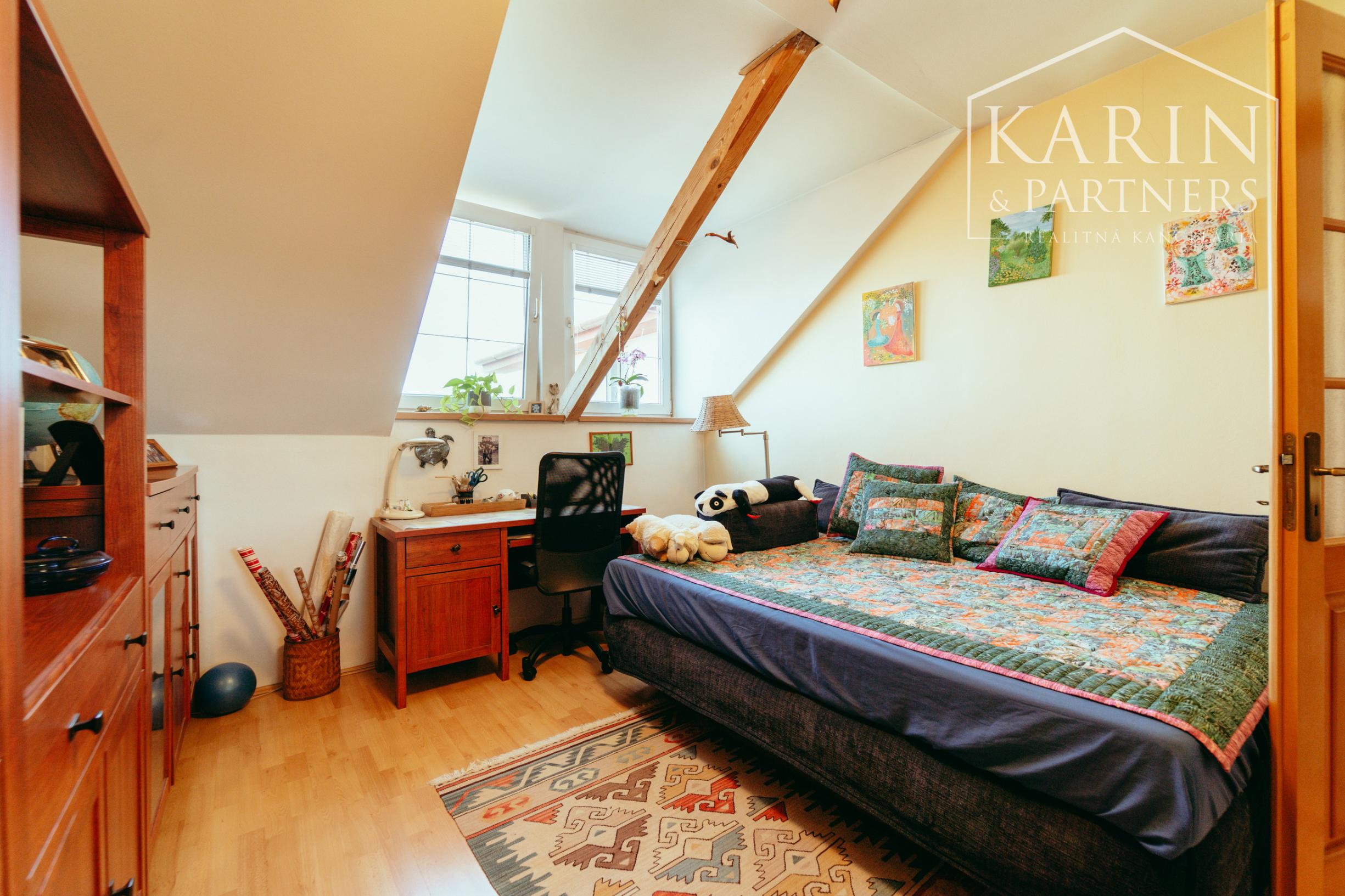 STUPAVA - Rodinný dom s atmosférou  - 5 izieb, záhrada, záhradný domček, bazén, parkovanie