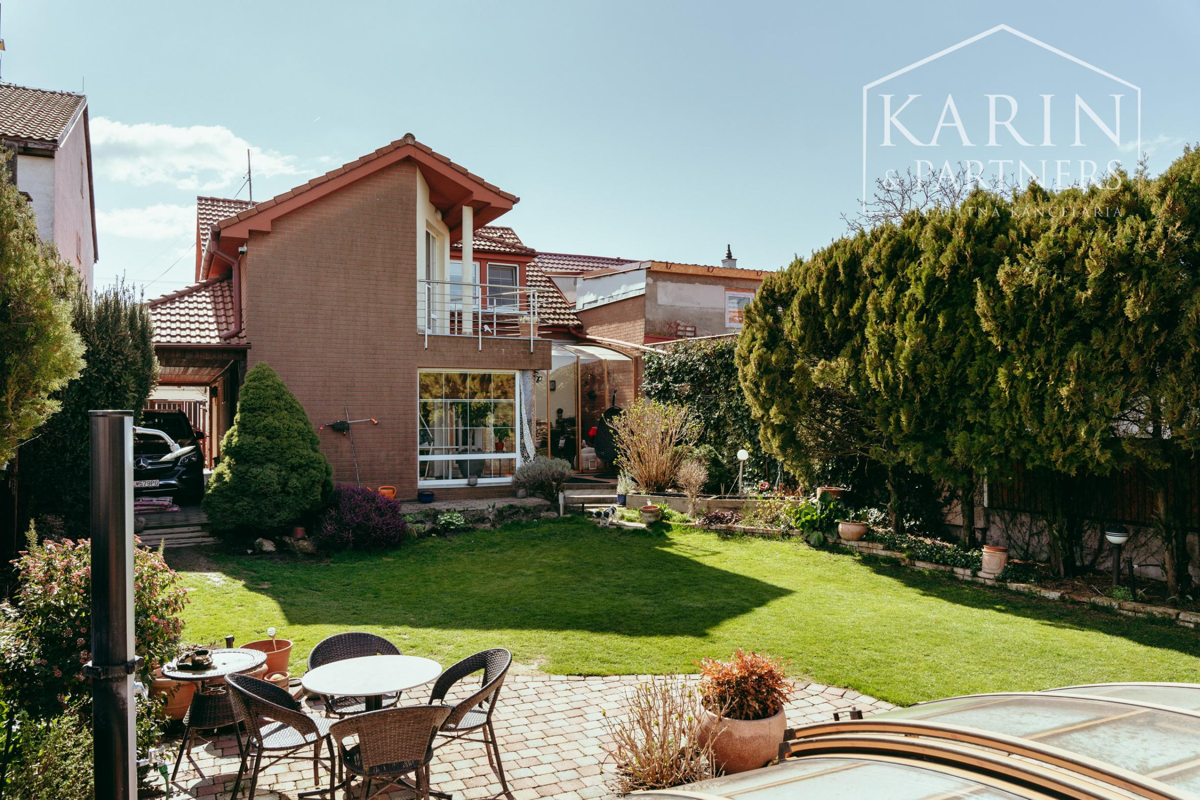 STUPAVA - Rodinný dom s atmosférou  - 5 izieb, záhrada, záhradný domček, bazén, parkovanie