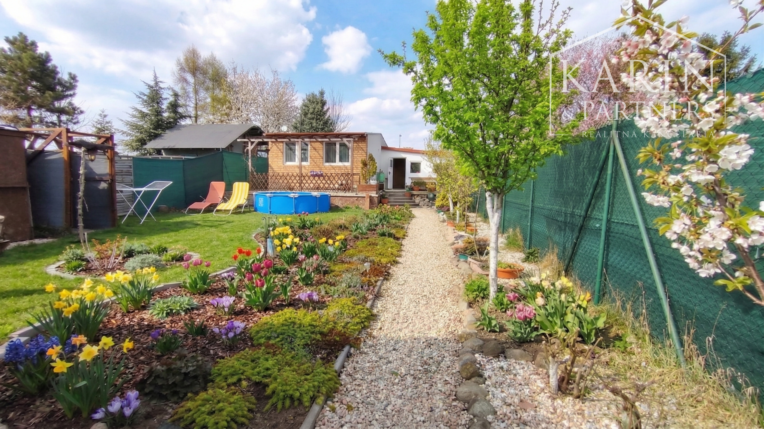 ŠTÝLOVÁ KOMPLETNE ZREKONŠTRUOVANÁ CHATA S BAZÉNOM A ZÁHRADOU – IDEÁLNA NA ODDYCH AJ CELOROČNÉ BÝVANIE - NOVÉ ZÁMKY