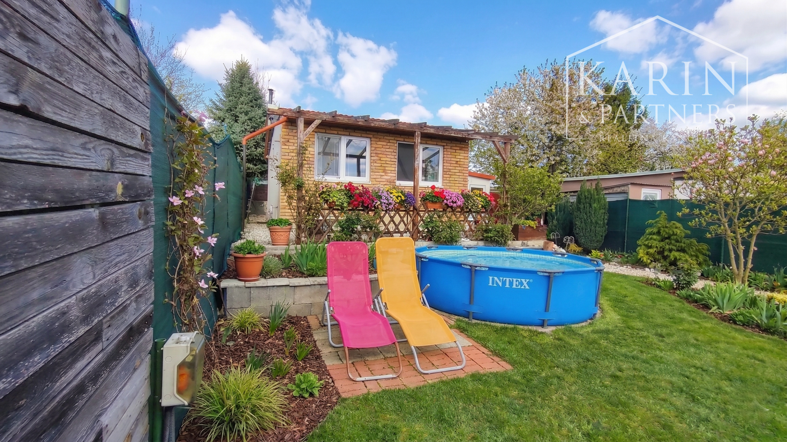 ŠTÝLOVÁ KOMPLETNE ZREKONŠTRUOVANÁ CHATA S BAZÉNOM A ZÁHRADOU – IDEÁLNA NA ODDYCH AJ CELOROČNÉ BÝVANIE - NOVÉ ZÁMKY