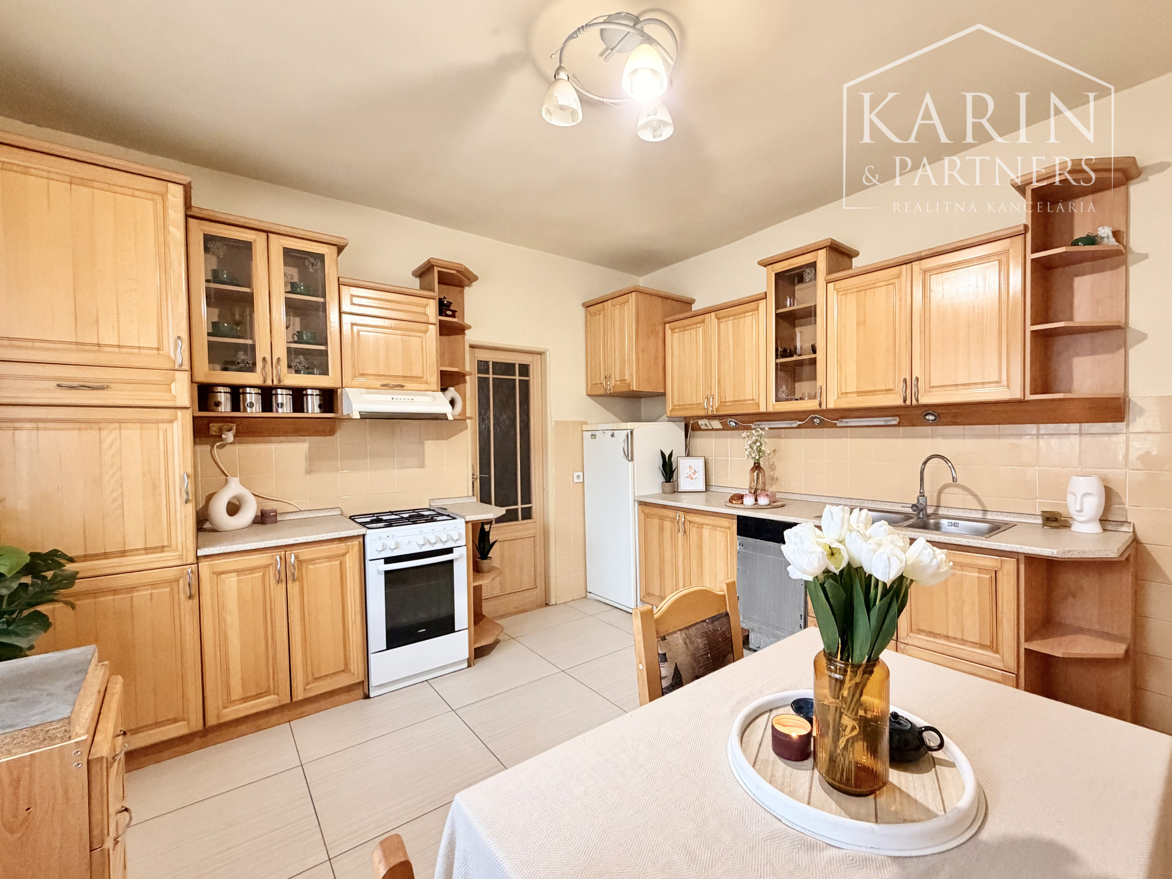 3-izb. RD Pastuchov (8 km od Hlohovca), 2 garáže, dieľňa+2 izby v podkroví