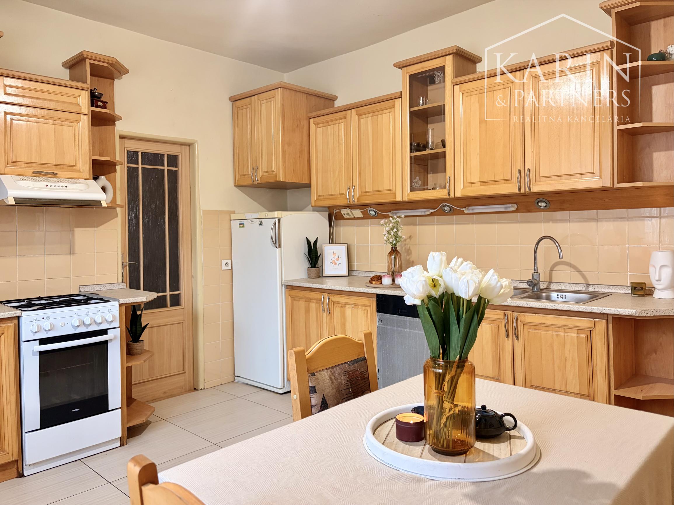 3-izb. RD Pastuchov (8 km od Hlohovca), 2 garáže, dieľňa+2 izby v podkroví