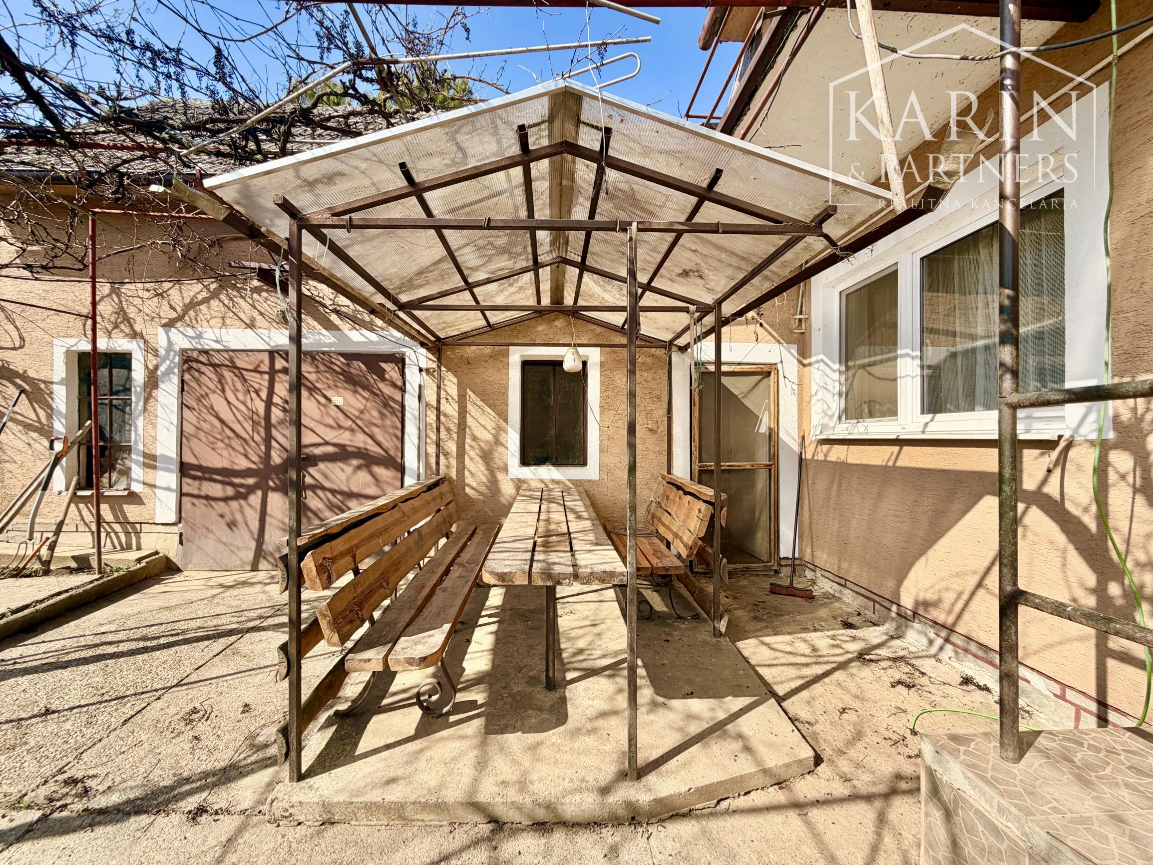 3-izb. RD Pastuchov (8 km od Hlohovca), 2 garáže, dieľňa+2 izby v podkroví