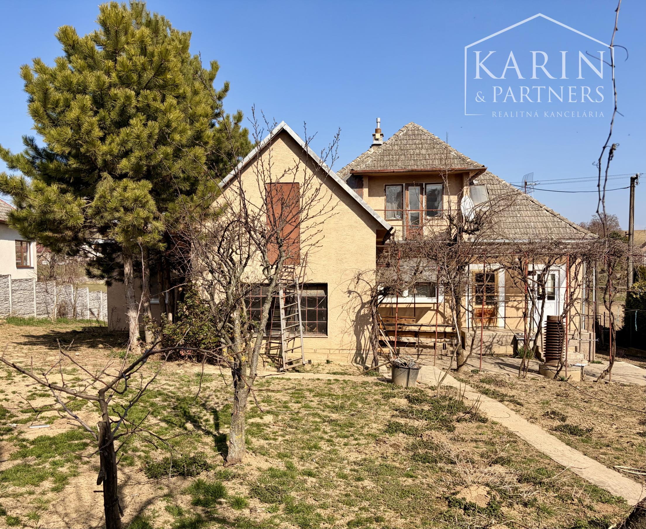 3-izb. RD Pastuchov (8 km od Hlohovca), 2 garáže, dieľňa+2 izby v podkroví