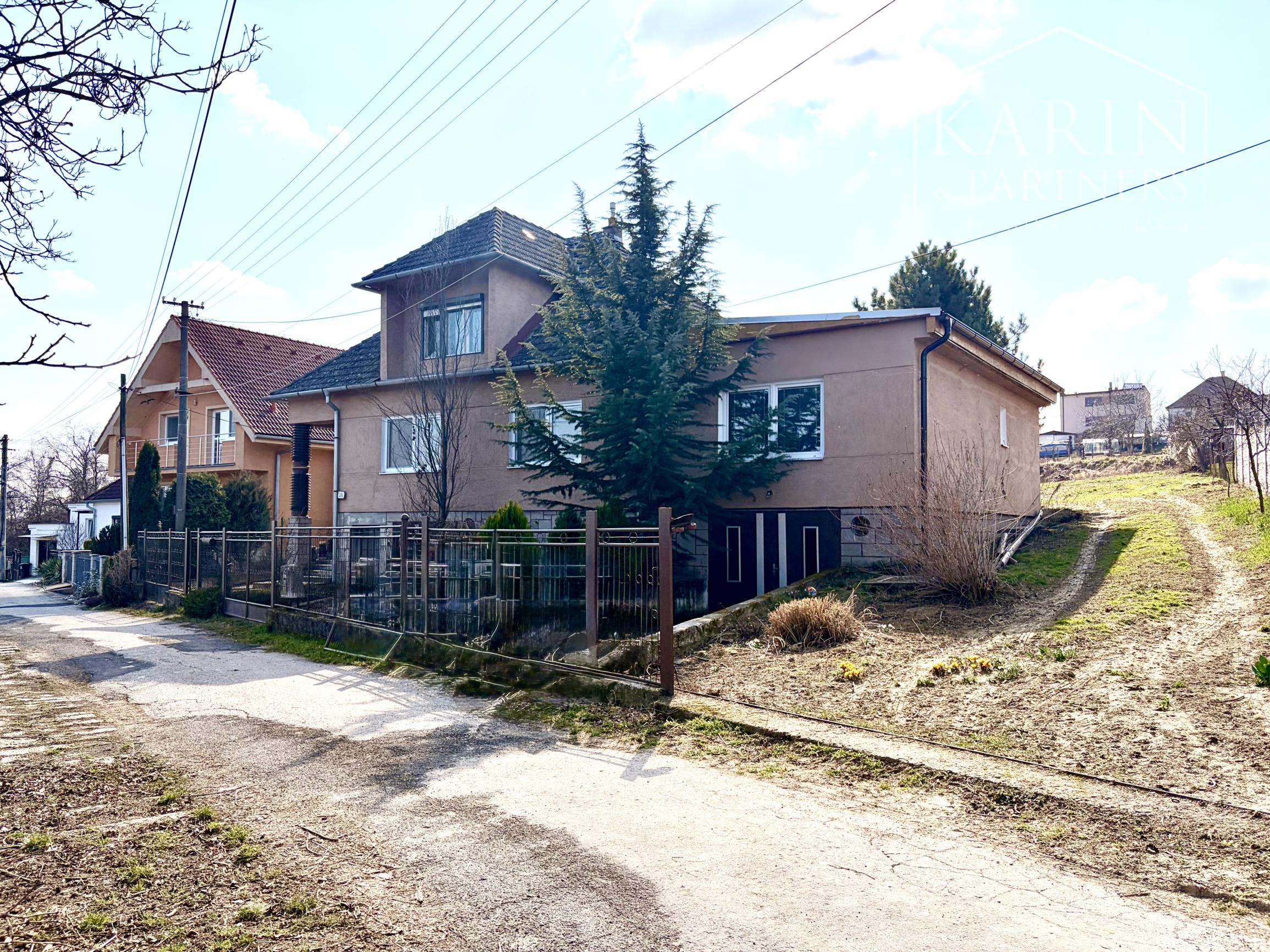 3-izb. RD Pastuchov (8 km od Hlohovca), 2 garáže, dieľňa+2 izby v podkroví