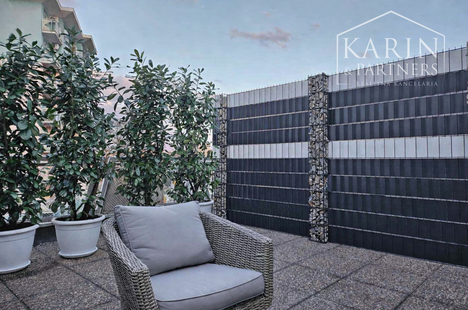 KOMPLETNE ZREKONŠTRUOVANÝ PRIESTRANNÝ 3I BYT S ROZĽAHLOU TERASOU