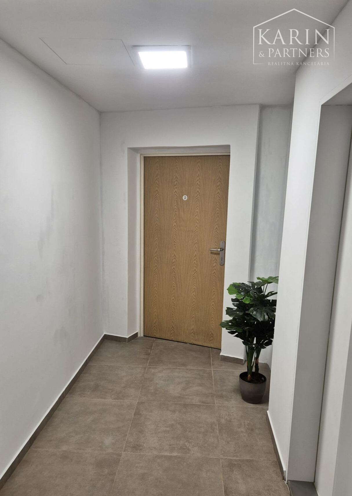 KOMPLETNE ZREKONŠTRUOVANÝ PRIESTRANNÝ 3I BYT S ROZĽAHLOU TERASOU