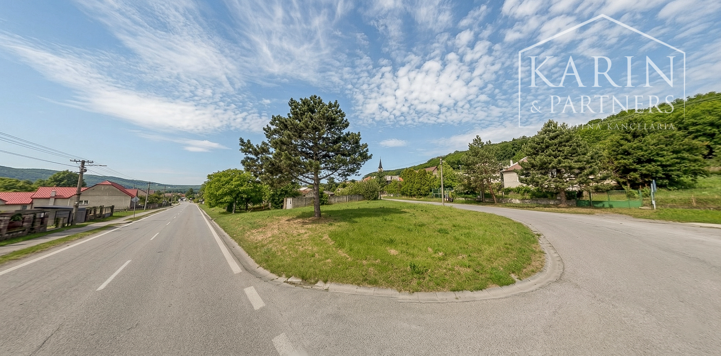 Komerčný pozemok v srdci Smoleníc – priamo na hlavnom ťahu