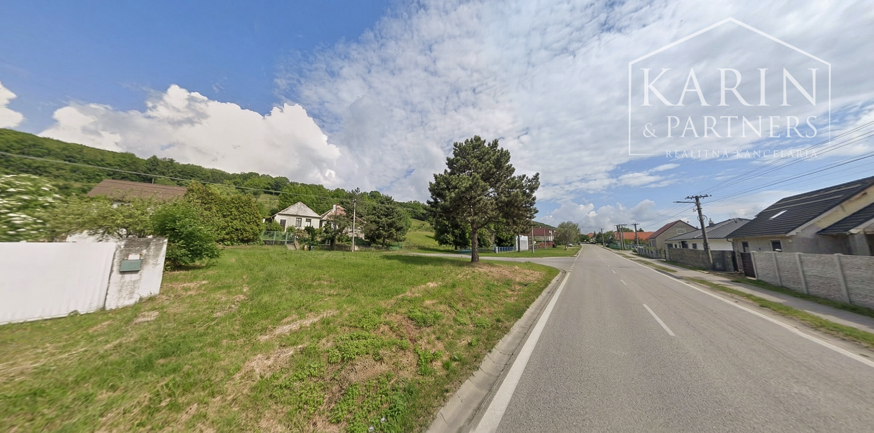 Komerčný pozemok v srdci Smoleníc – priamo na hlavnom ťahu