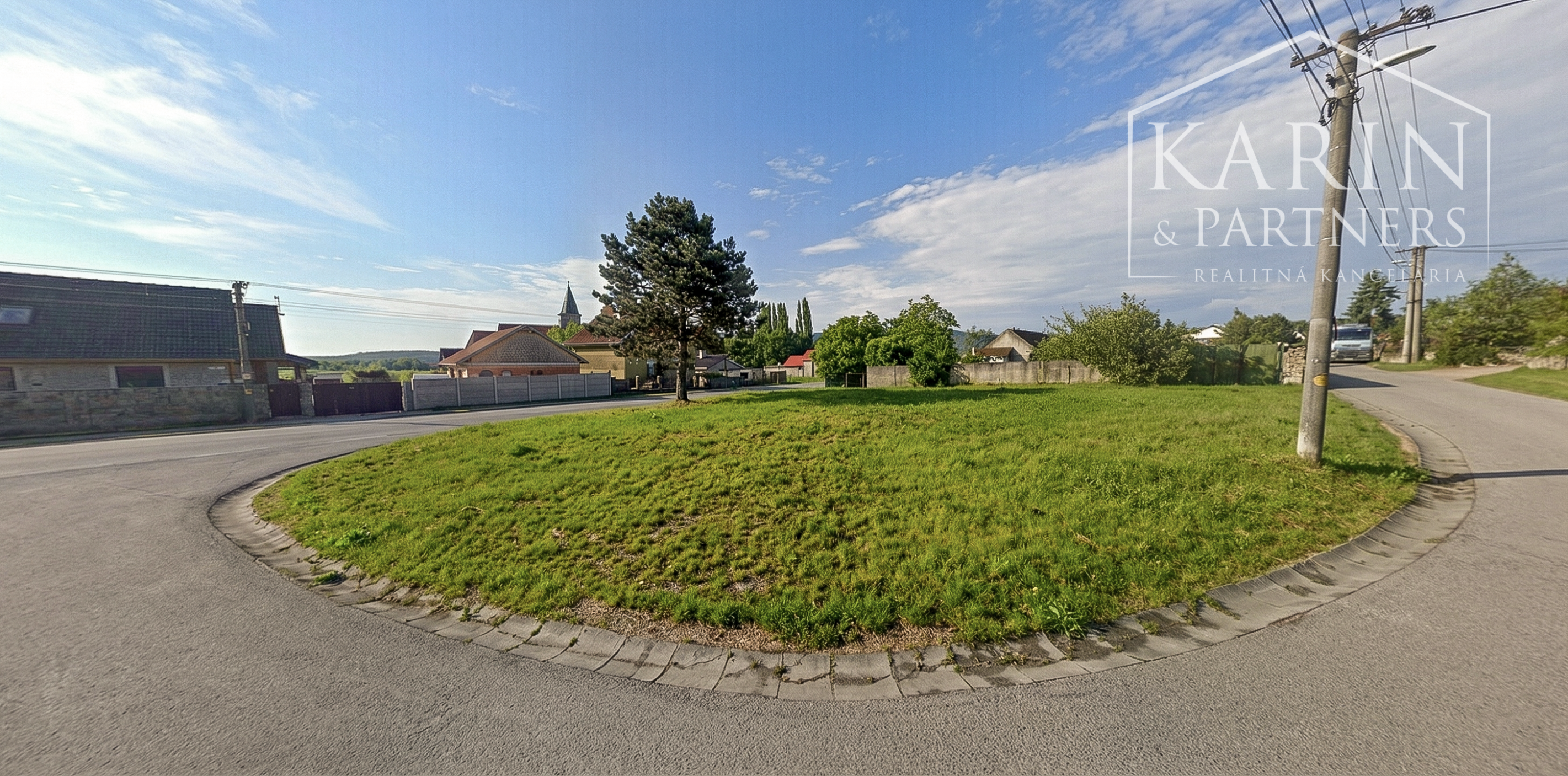 Komerčný pozemok v srdci Smoleníc – priamo na hlavnom ťahu