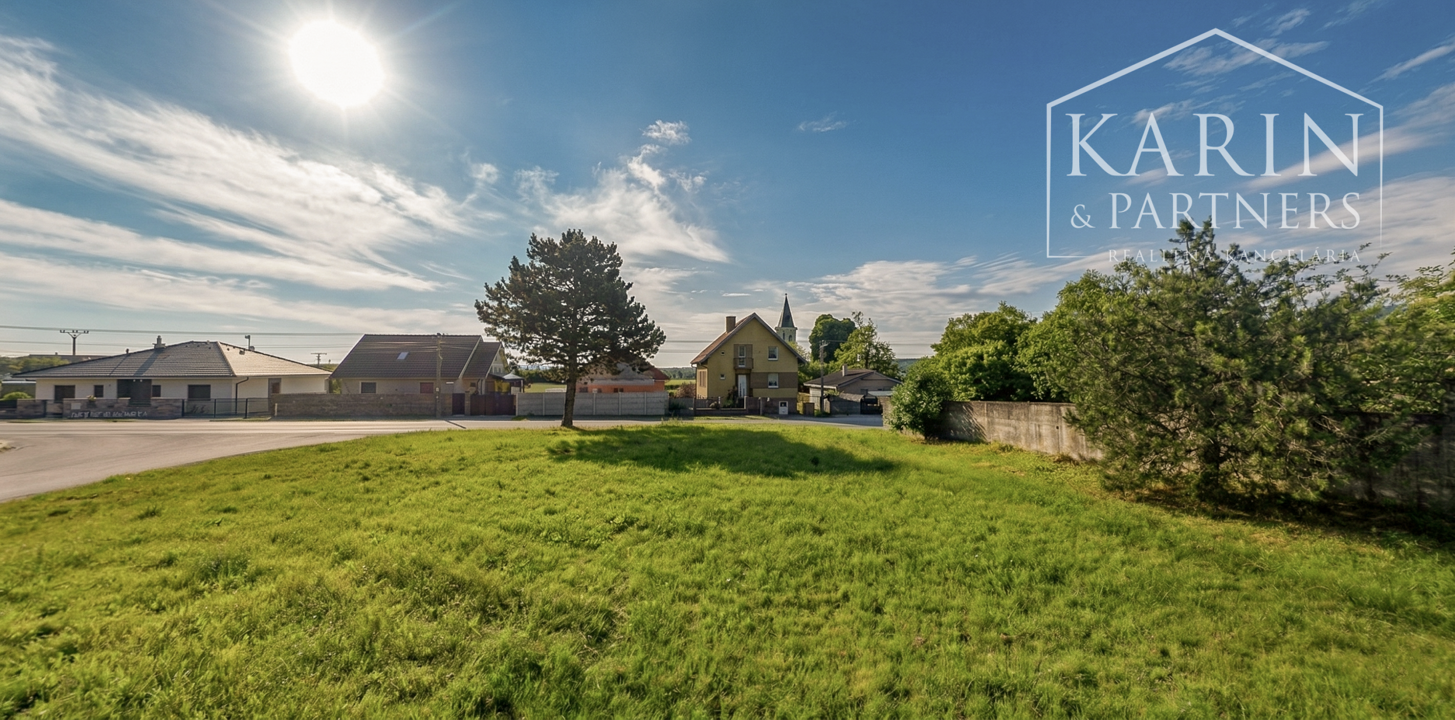 Komerčný pozemok v srdci Smoleníc – priamo na hlavnom ťahu