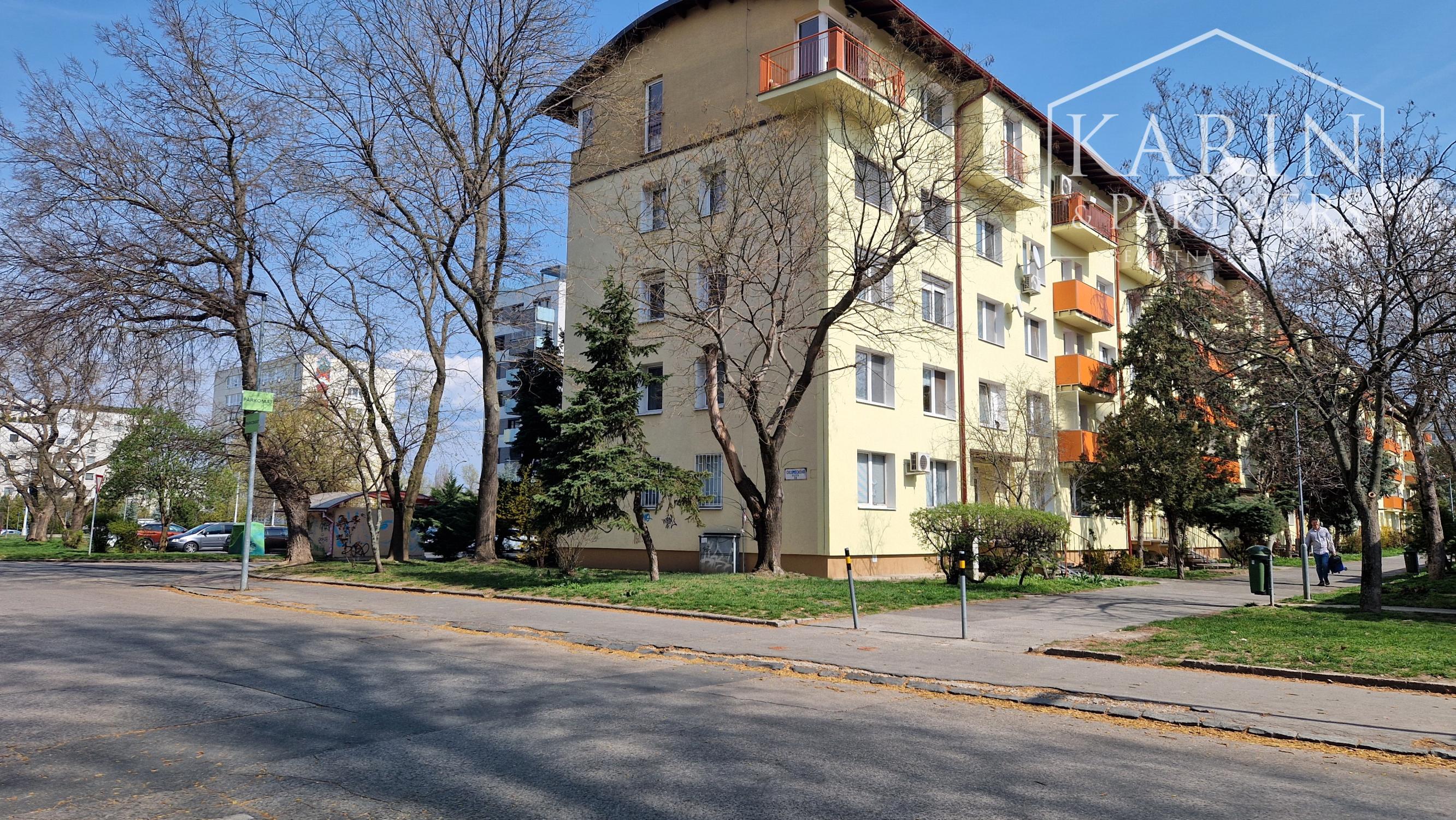 KOMPLETNE ZREKONŠTRUOVANÝ ZARIADENÝ BYT V RUŽINOVE – EXNÁROVA ULICA