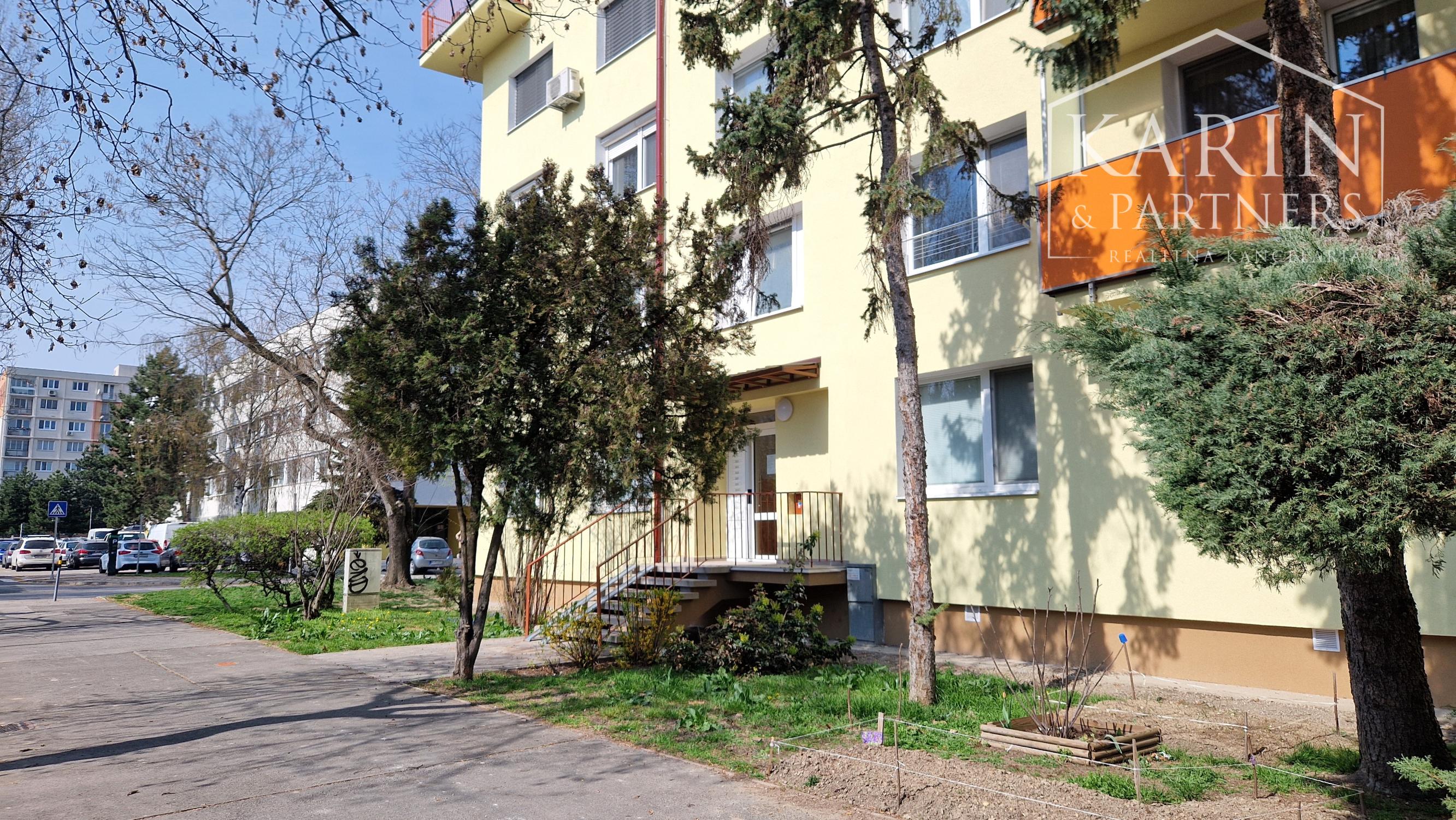 KOMPLETNE ZREKONŠTRUOVANÝ ZARIADENÝ BYT V RUŽINOVE – EXNÁROVA ULICA