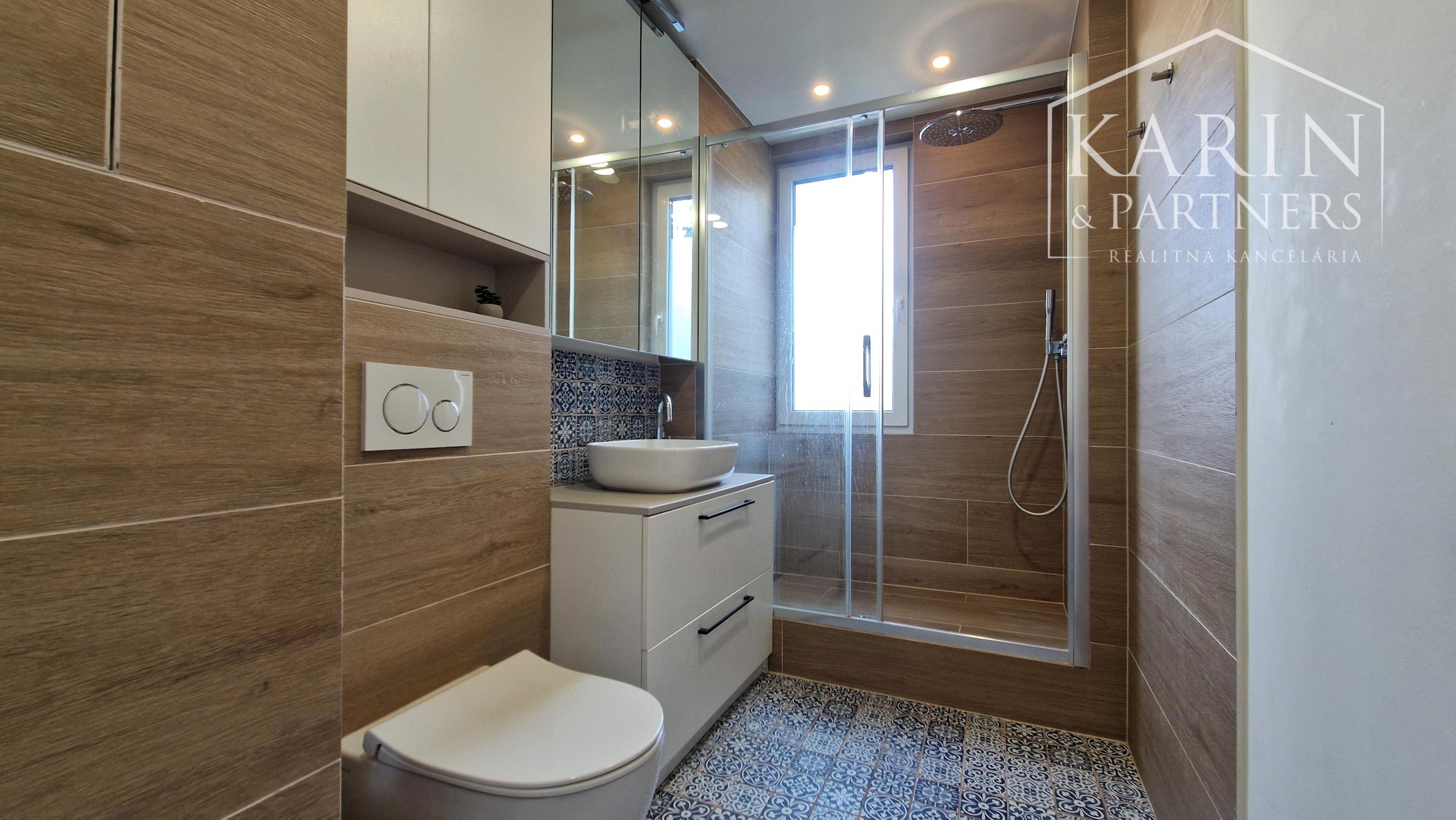 KOMPLETNE ZREKONŠTRUOVANÝ ZARIADENÝ BYT V RUŽINOVE – EXNÁROVA ULICA