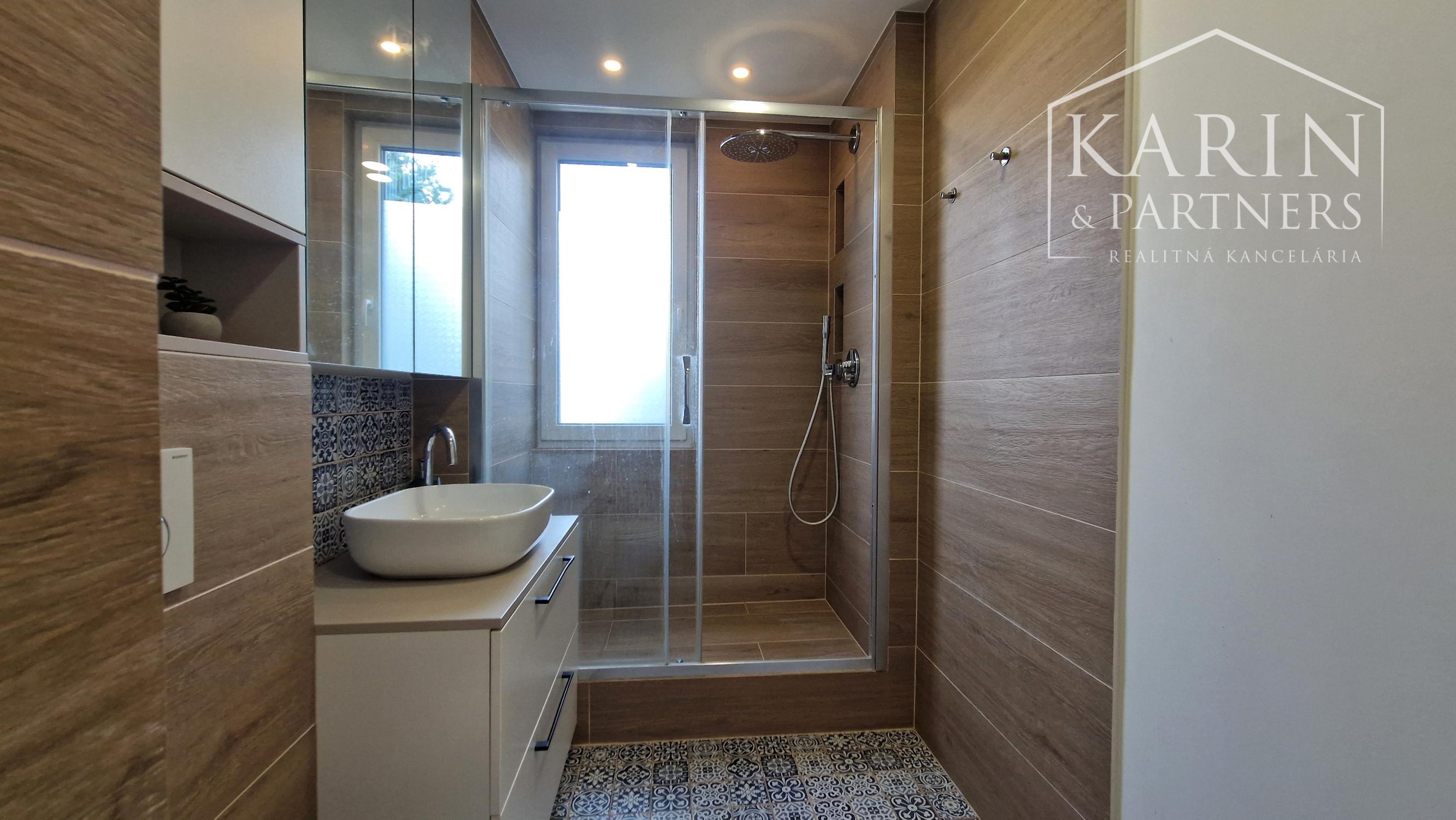 KOMPLETNE ZREKONŠTRUOVANÝ ZARIADENÝ BYT V RUŽINOVE – EXNÁROVA ULICA