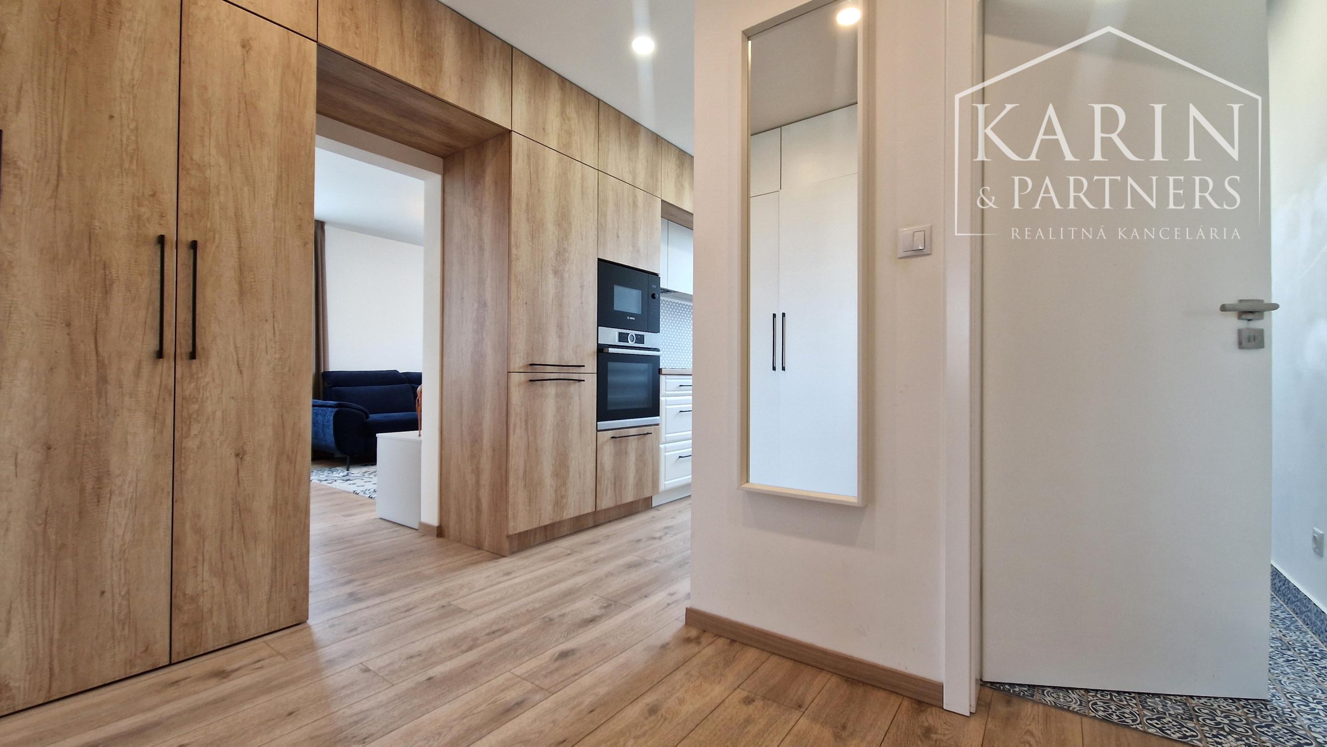 KOMPLETNE ZREKONŠTRUOVANÝ ZARIADENÝ BYT V RUŽINOVE – EXNÁROVA ULICA