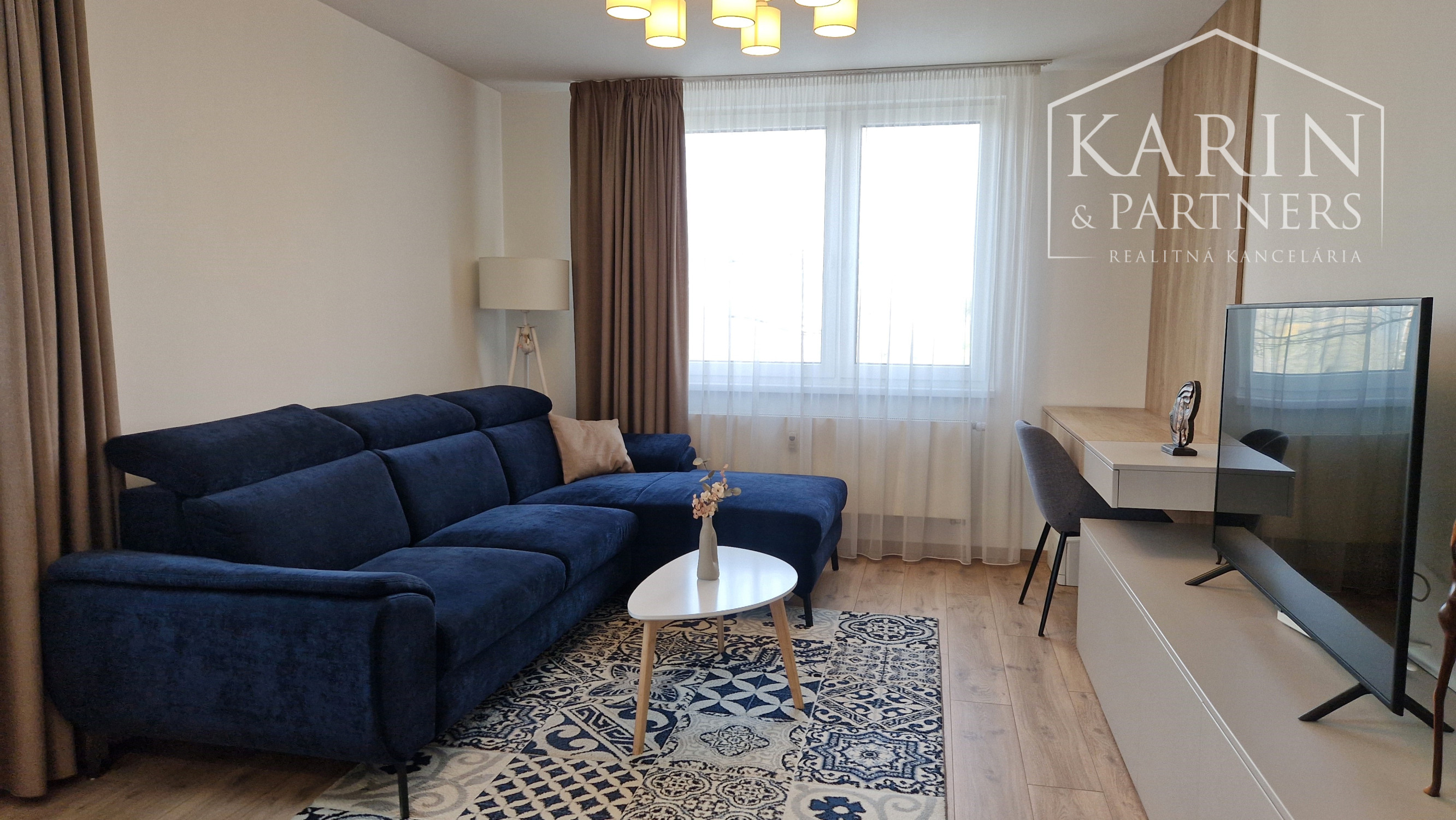 KOMPLETNE ZREKONŠTRUOVANÝ ZARIADENÝ BYT V RUŽINOVE – EXNÁROVA ULICA