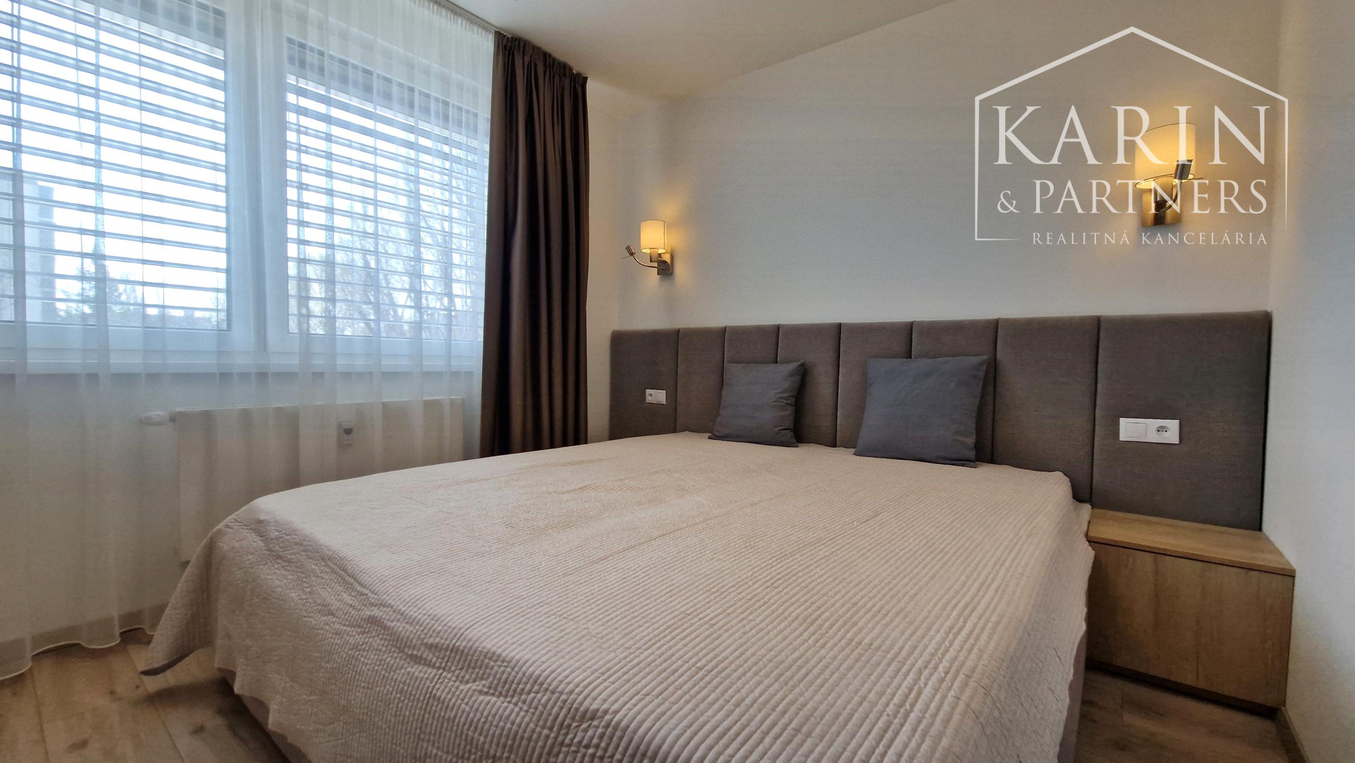 KOMPLETNE ZREKONŠTRUOVANÝ ZARIADENÝ BYT V RUŽINOVE – EXNÁROVA ULICA