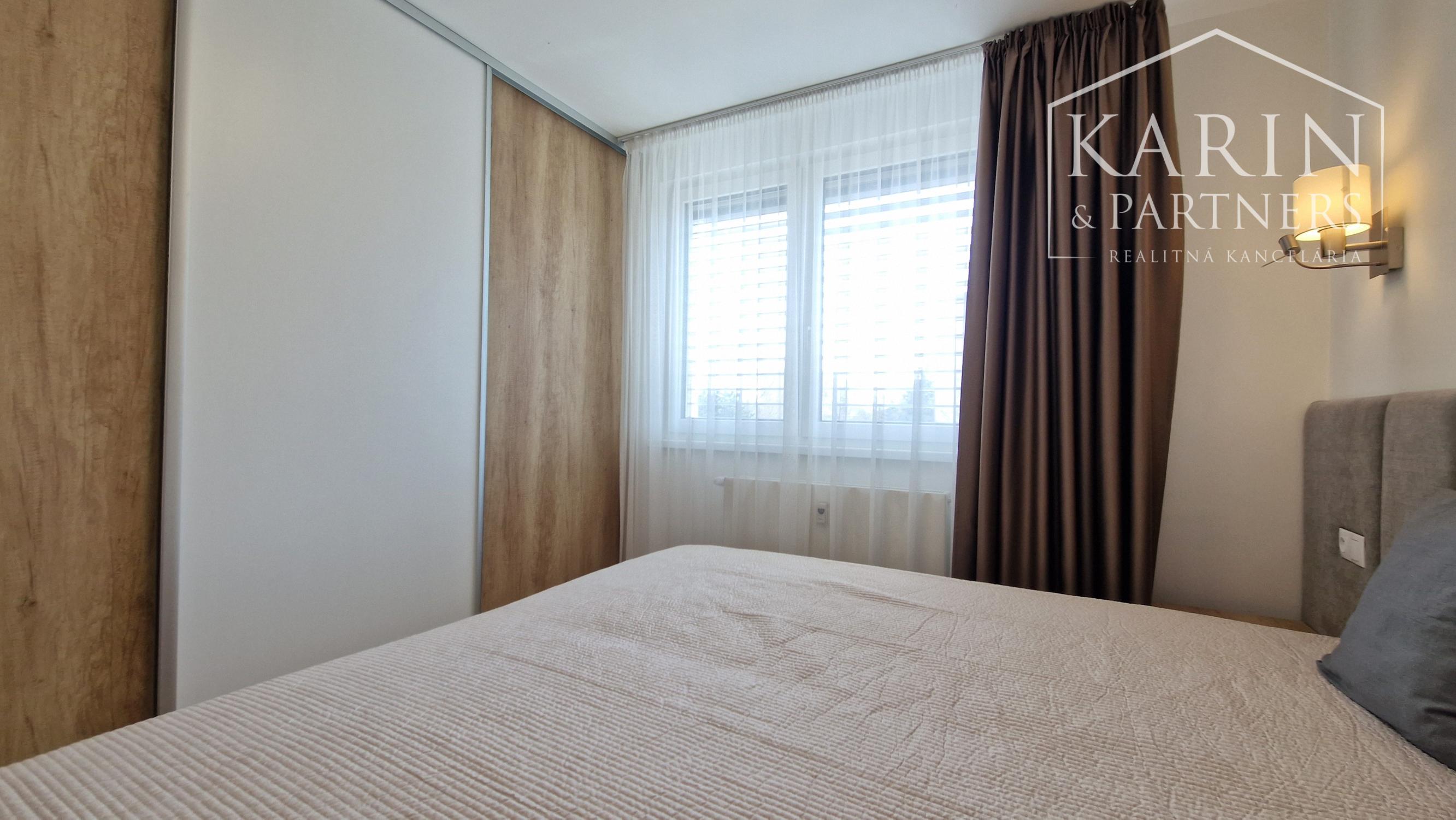 KOMPLETNE ZREKONŠTRUOVANÝ ZARIADENÝ BYT V RUŽINOVE – EXNÁROVA ULICA