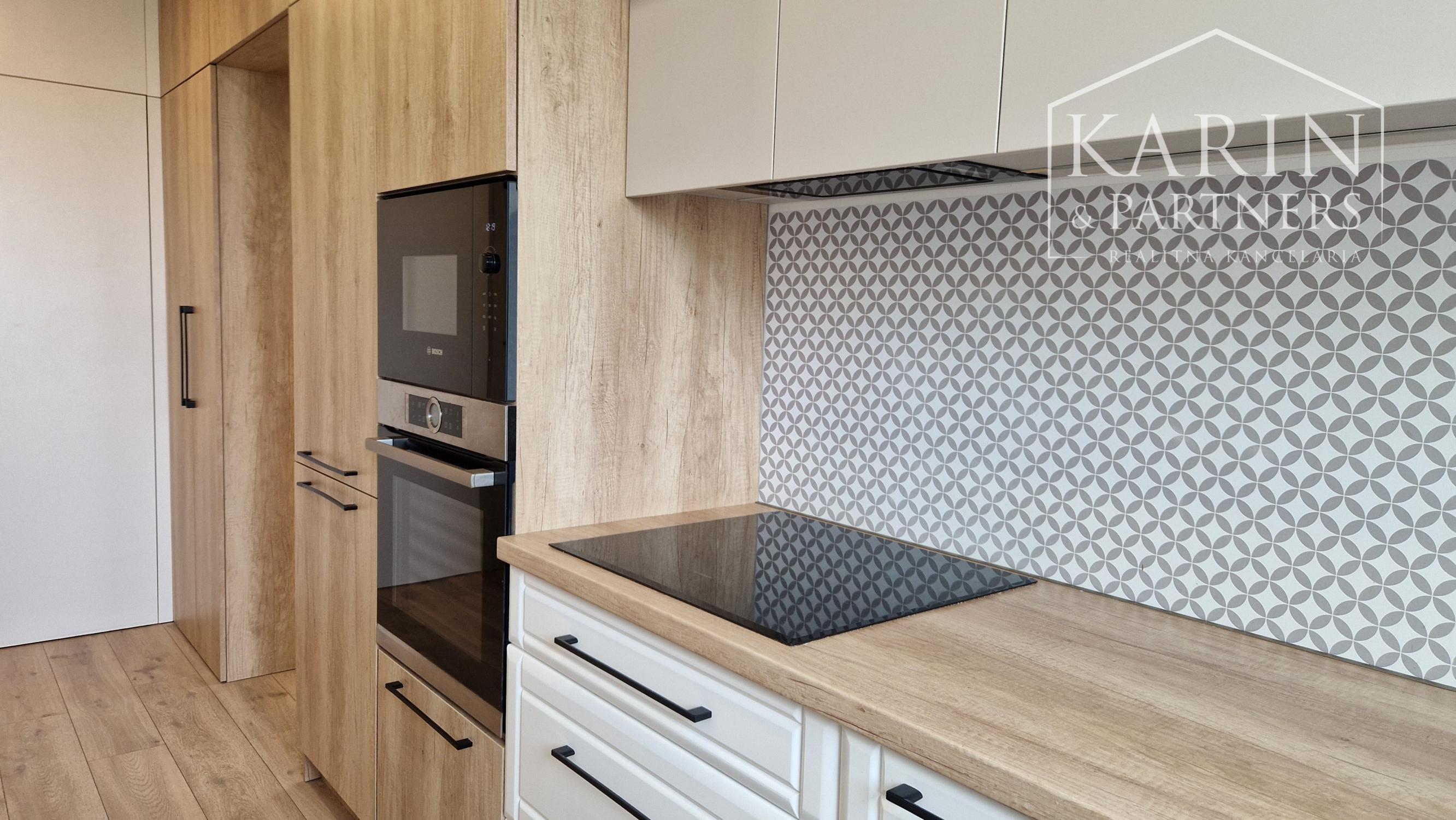 KOMPLETNE ZREKONŠTRUOVANÝ ZARIADENÝ BYT V RUŽINOVE – EXNÁROVA ULICA