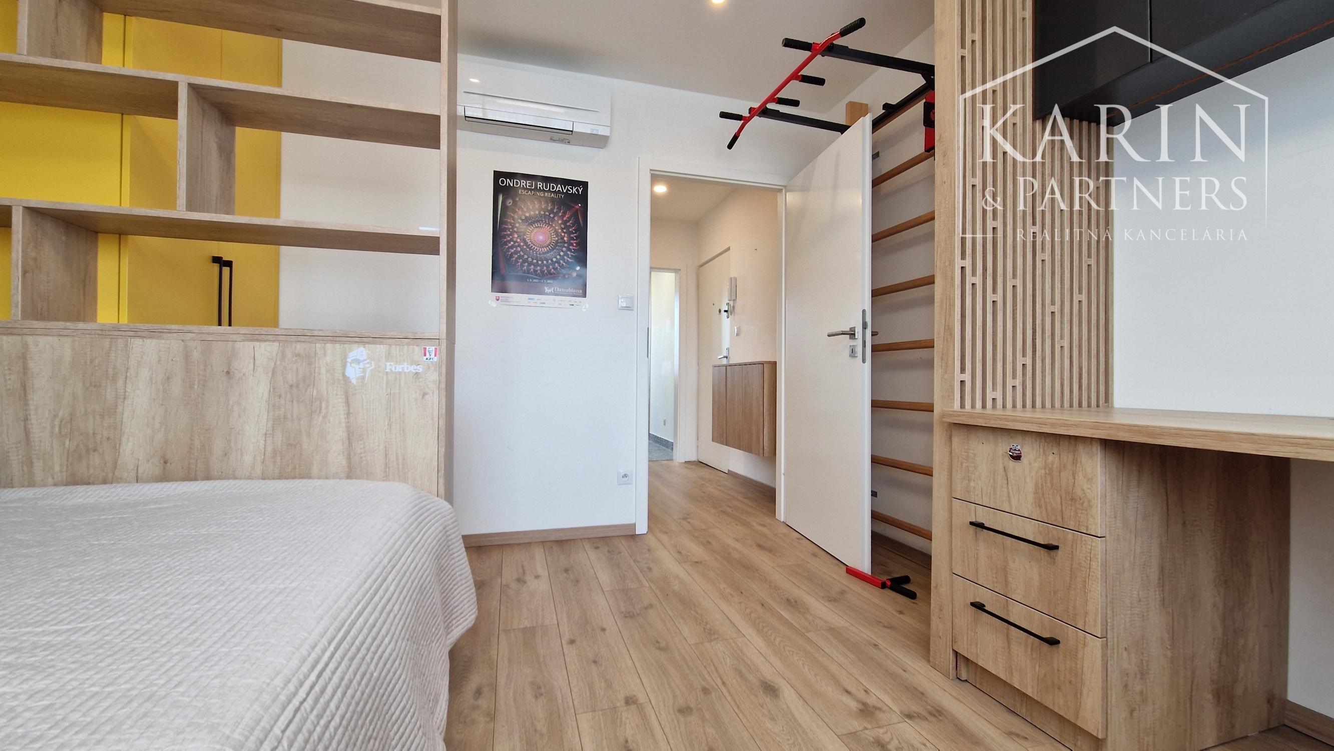 KOMPLETNE ZREKONŠTRUOVANÝ ZARIADENÝ BYT V RUŽINOVE – EXNÁROVA ULICA