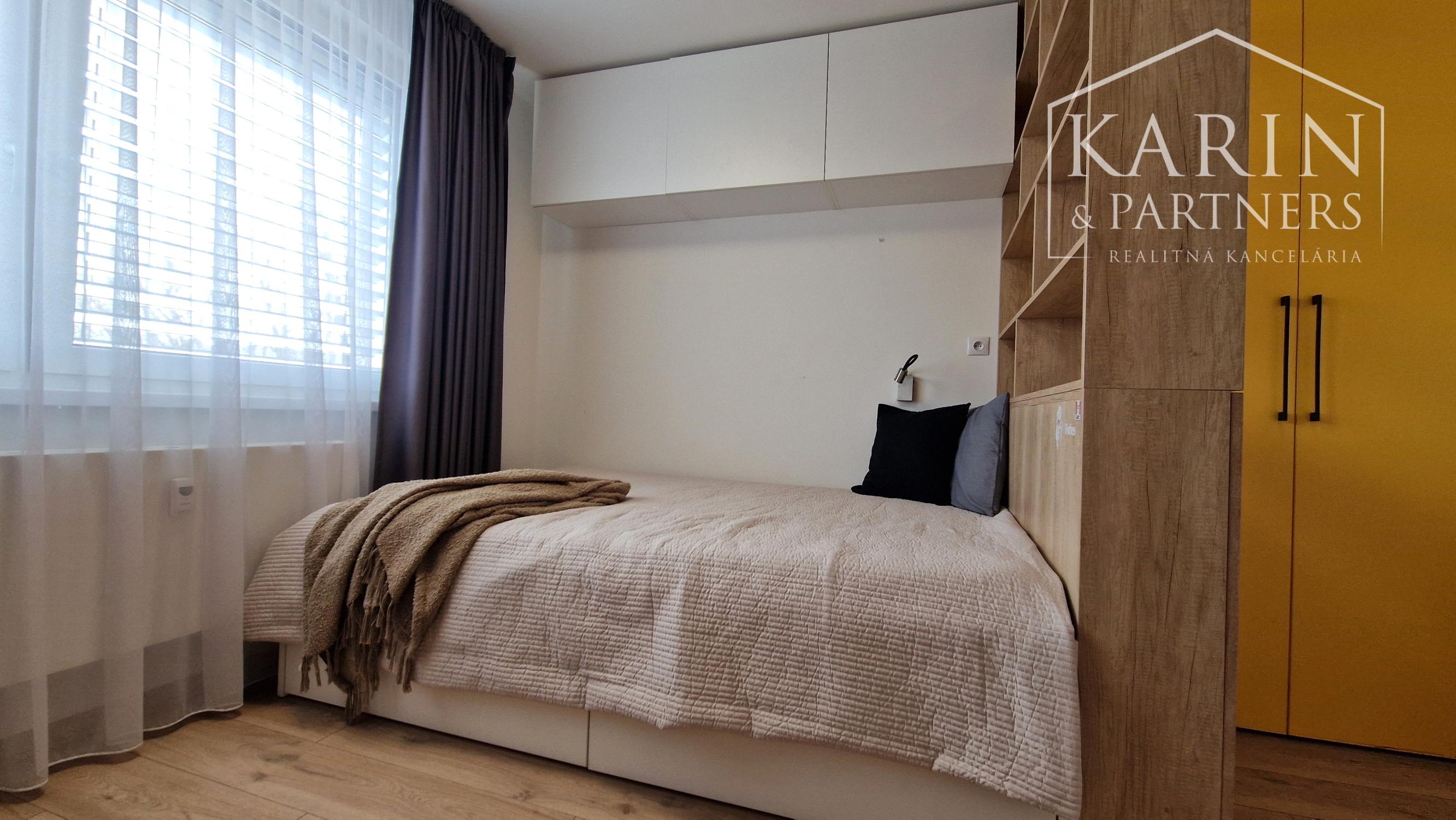 KOMPLETNE ZREKONŠTRUOVANÝ ZARIADENÝ BYT V RUŽINOVE – EXNÁROVA ULICA