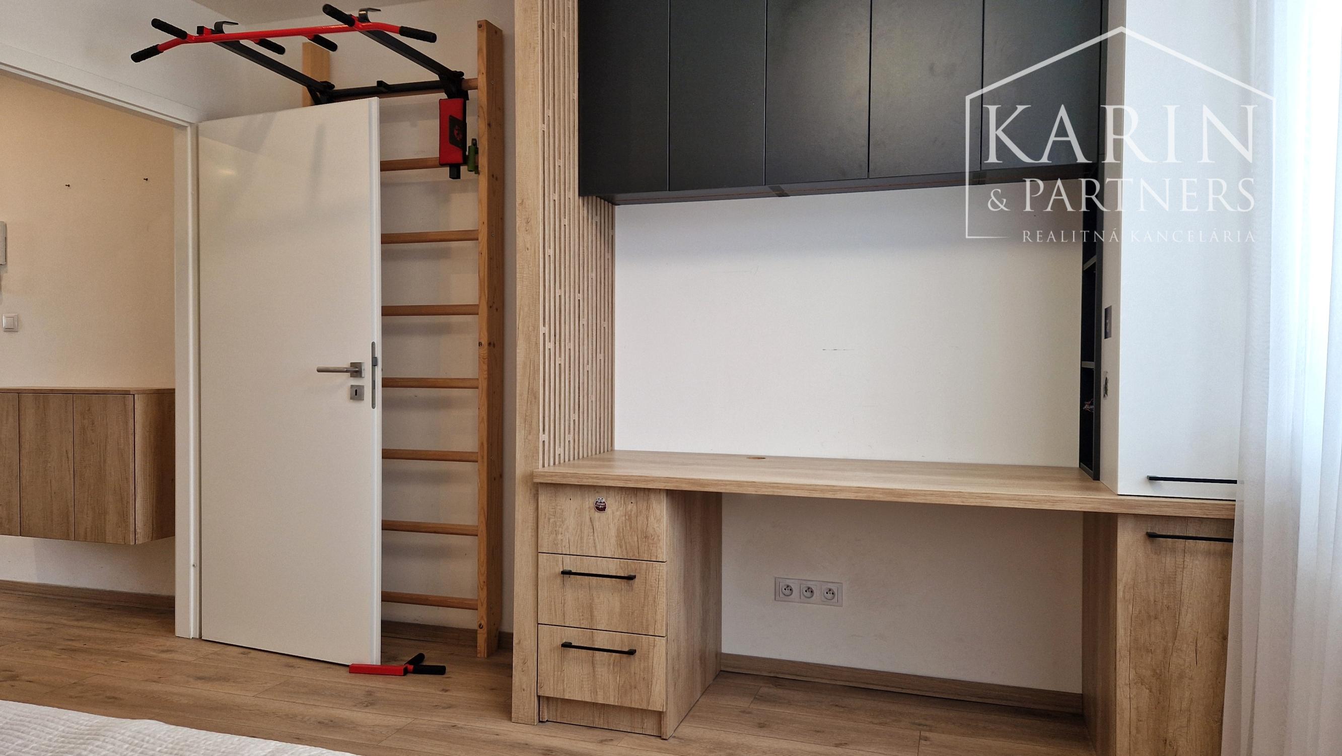 KOMPLETNE ZREKONŠTRUOVANÝ ZARIADENÝ BYT V RUŽINOVE – EXNÁROVA ULICA