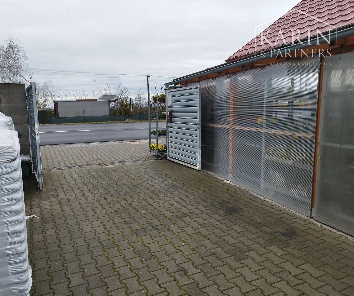 PROSPERUJÚCI OBCHODNÝ PRIESTOR NA PREDAJ, veľký pozemok, Veľký Biel