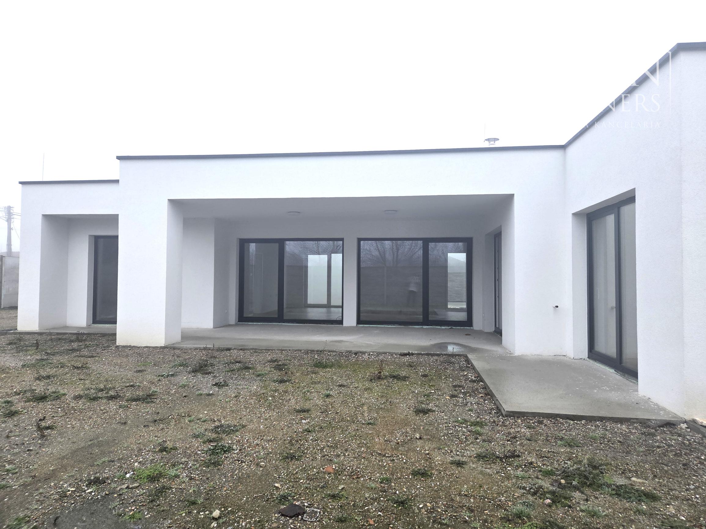 NOVOSTAVBA, moderný 4-izbový bungalov, Veľké Blahovo