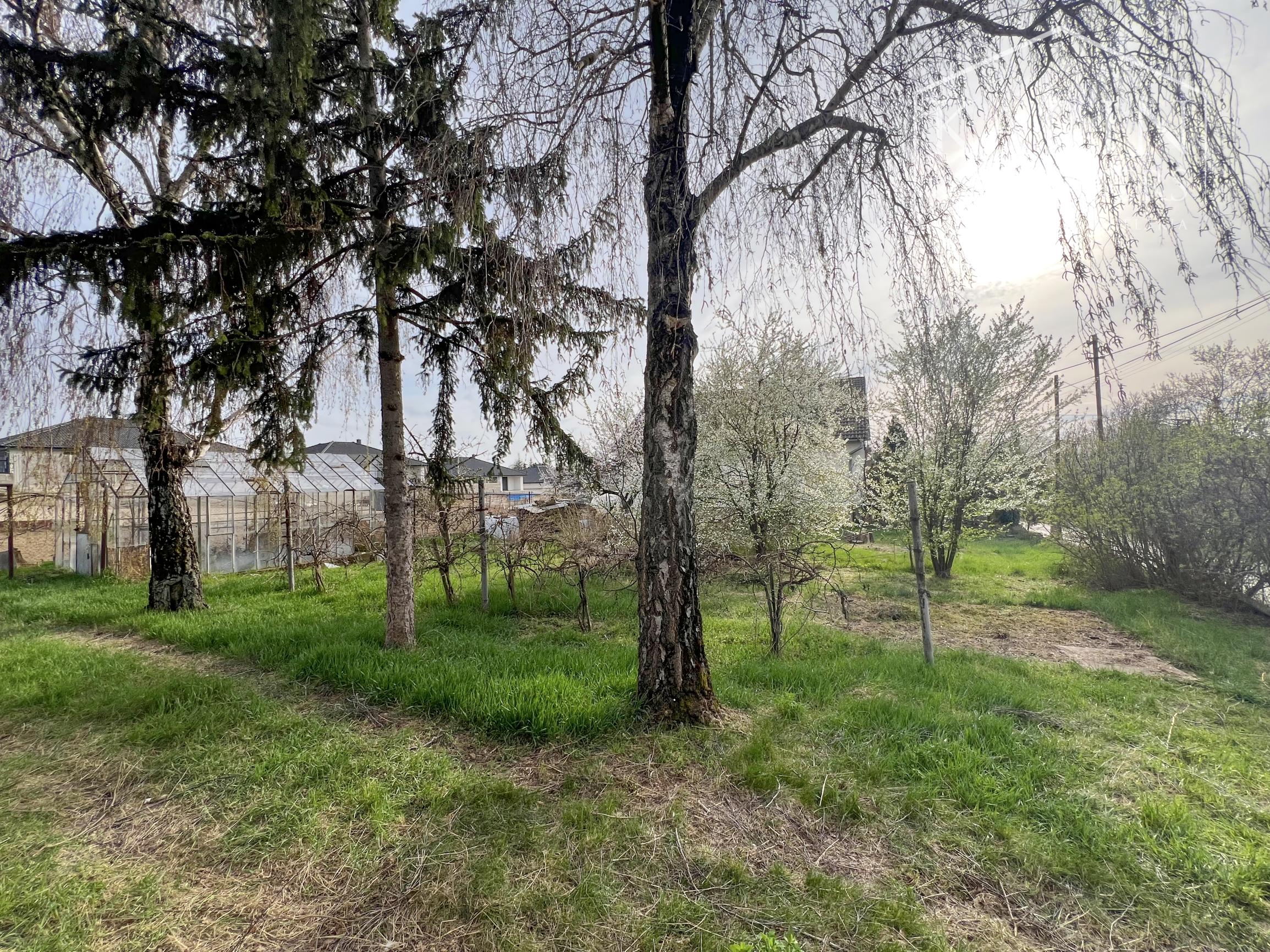 Stavebný pozemok v tichej uličke