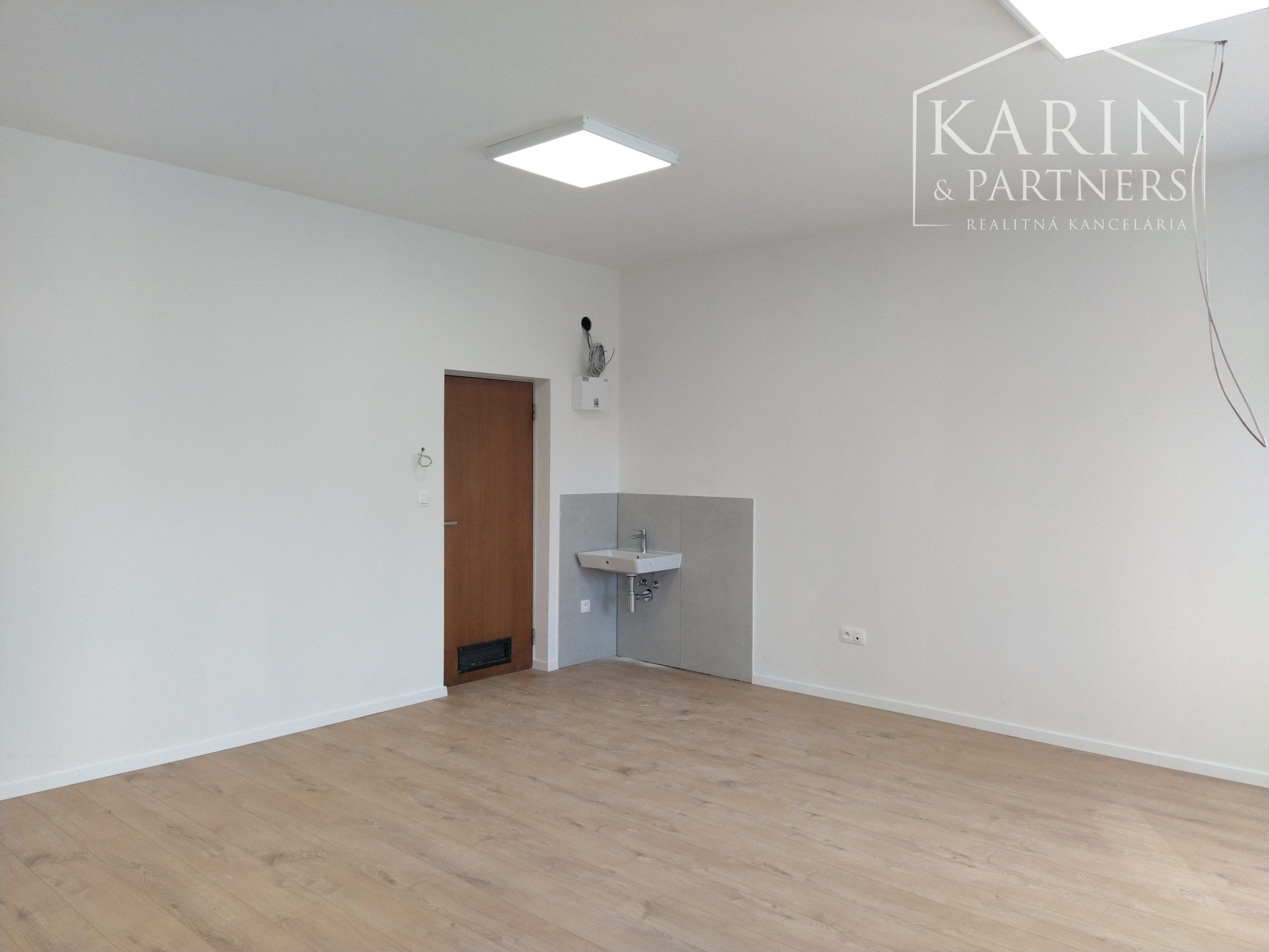 LEN: 295€/ mesiac! Prenájom kancelária 29,5 m2, ul. Polianky, BA IV., Dúbravka.