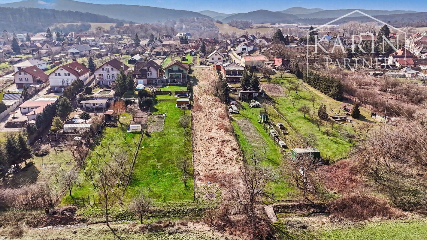 Stavebný pozemok s rozlohou 1758 m² v obci Lošonec.