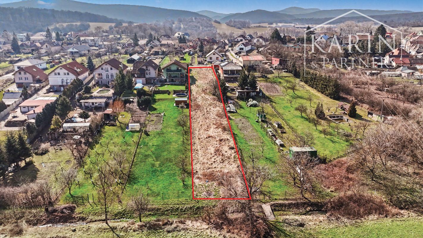 Stavebný pozemok s rozlohou 1758 m² v obci Lošonec.
