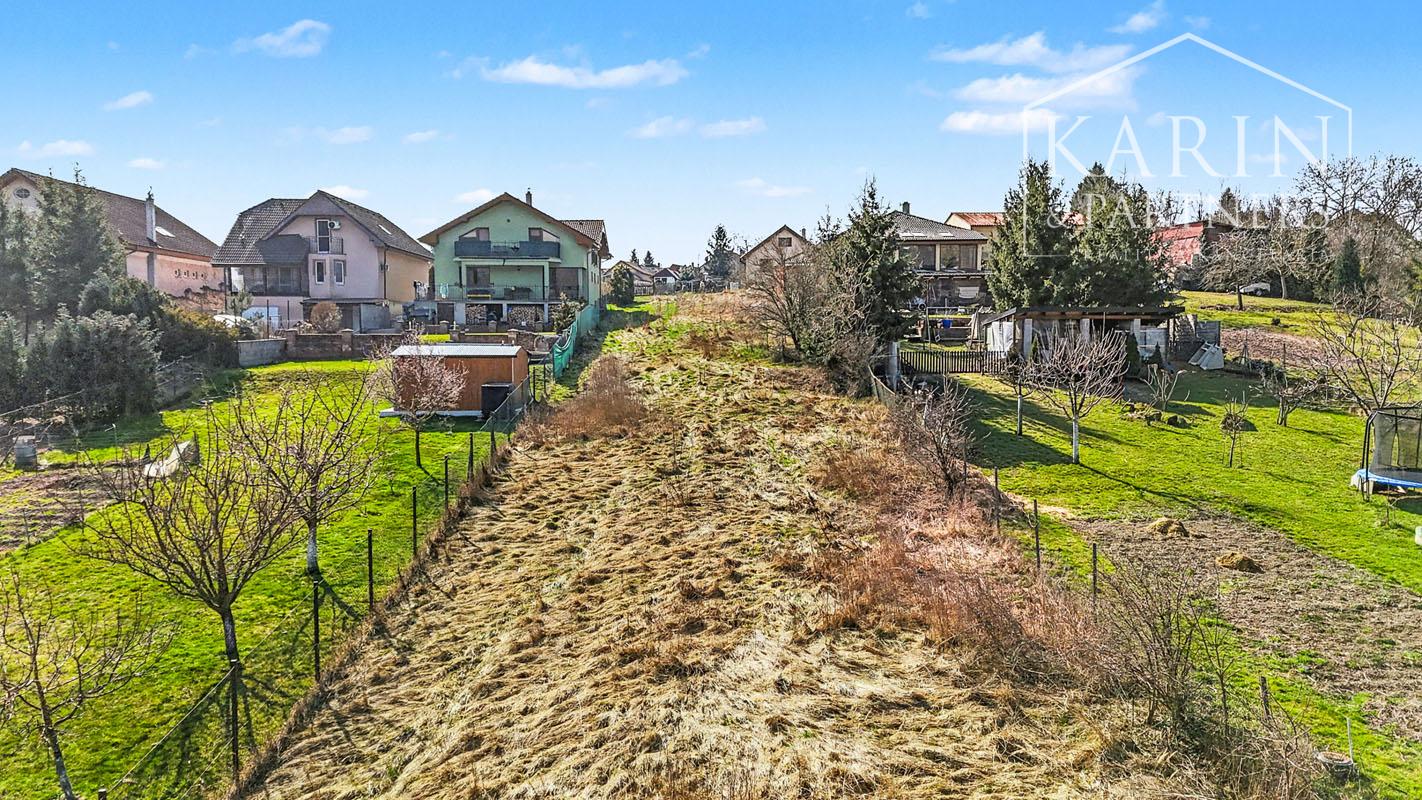 Stavebný pozemok s rozlohou 1758 m² v obci Lošonec.
