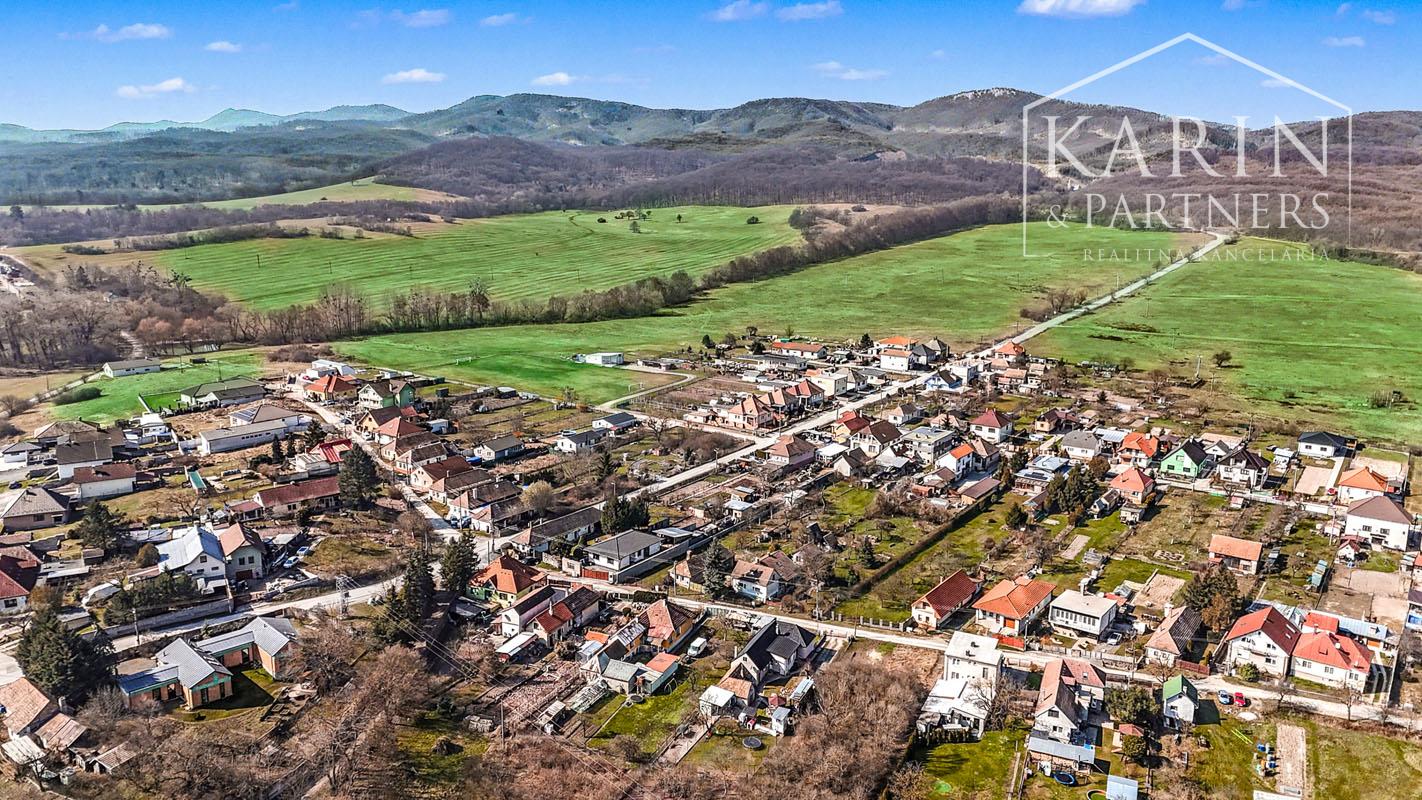 Stavebný pozemok s rozlohou 1758 m² v obci Lošonec.