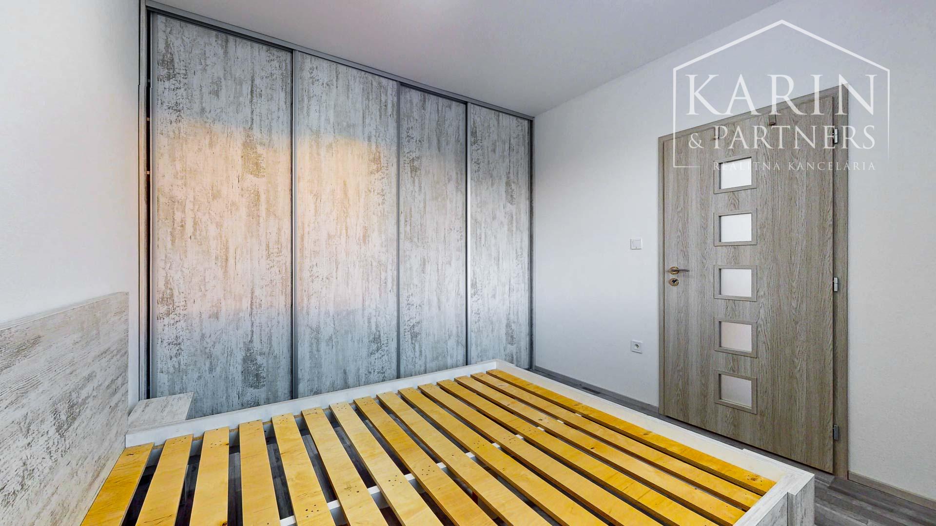 Štýlová novostavba v Kozárovciach – bývajte moderne s minimálnymi nákladmi!