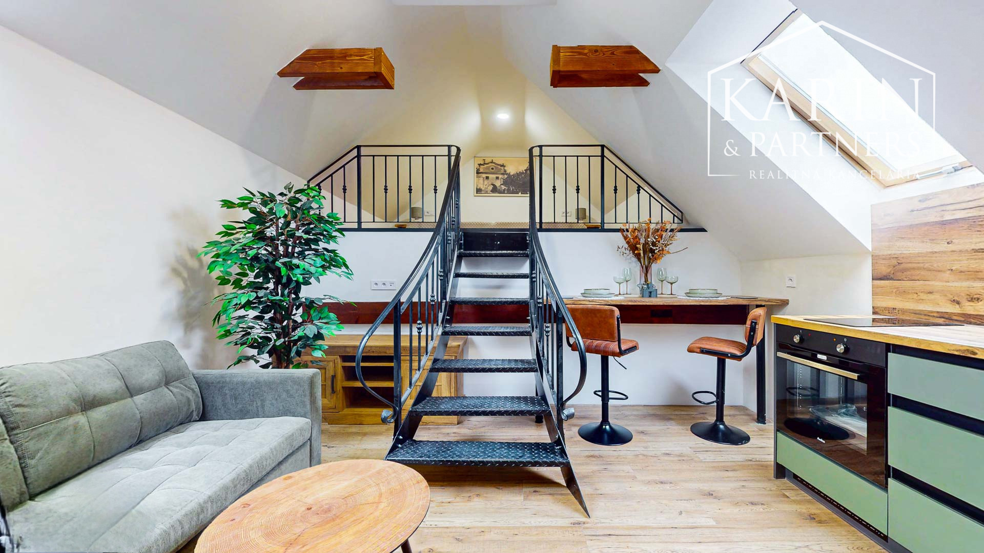 V centre Banskej Štiavnice nový podkrovný byt s klimatizáciou v Hellovom dome oproti parkovisku na predaj