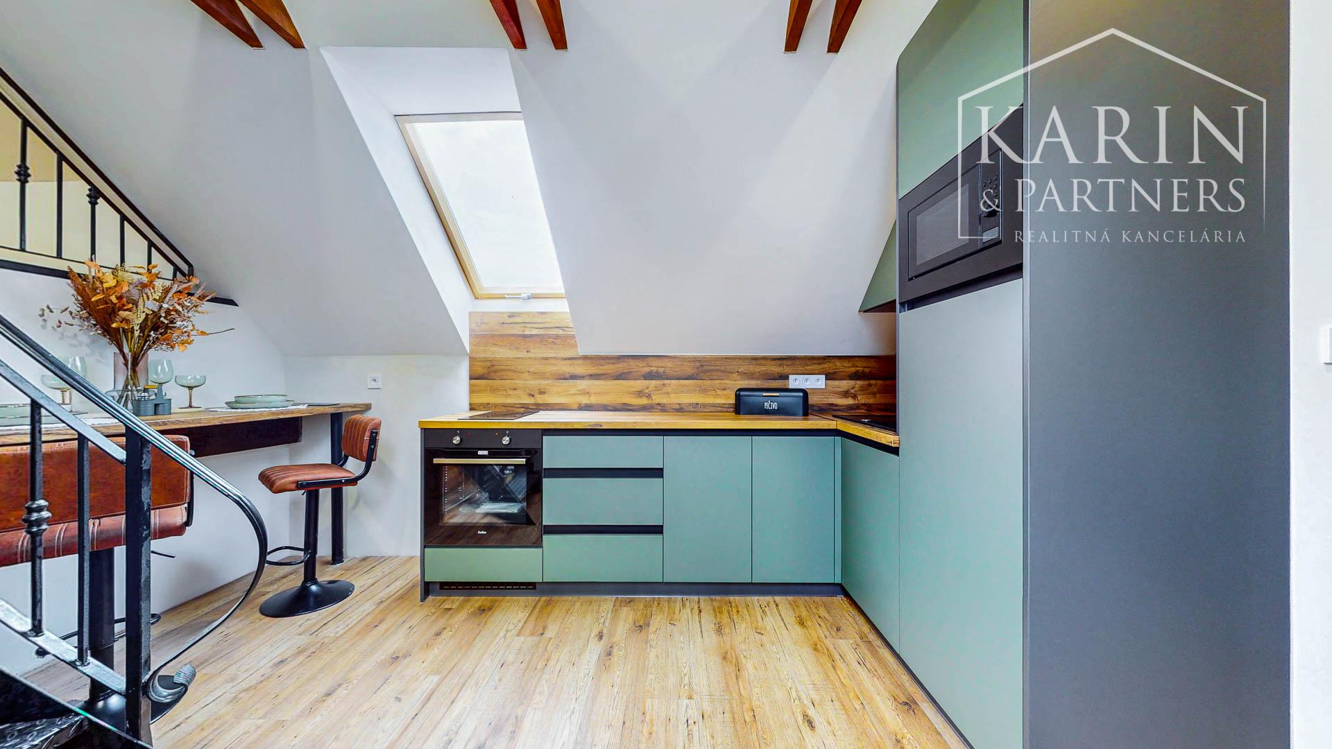 V centre Banskej Štiavnice nový podkrovný byt s klimatizáciou v Hellovom dome oproti parkovisku na predaj