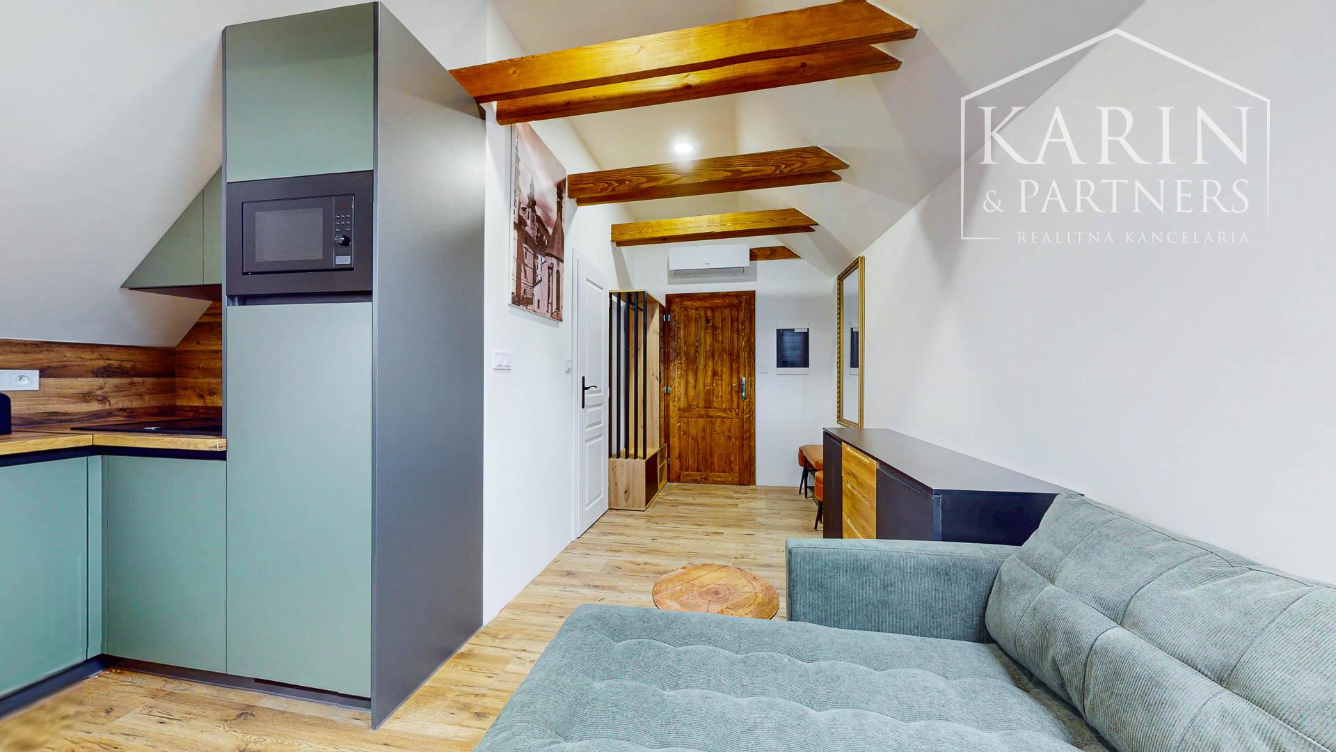 V centre Banskej Štiavnice nový podkrovný byt s klimatizáciou v Hellovom dome oproti parkovisku na predaj