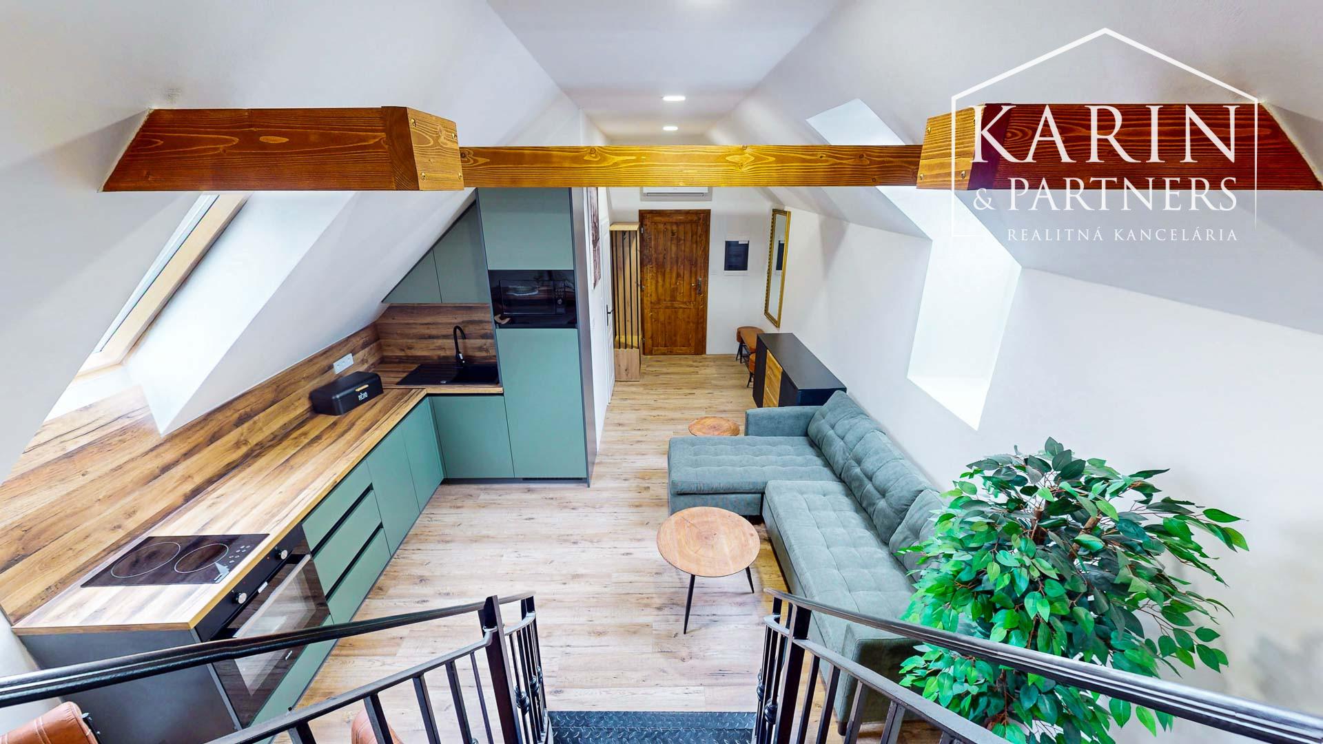 V centre Banskej Štiavnice nový podkrovný byt s klimatizáciou v Hellovom dome oproti parkovisku na predaj