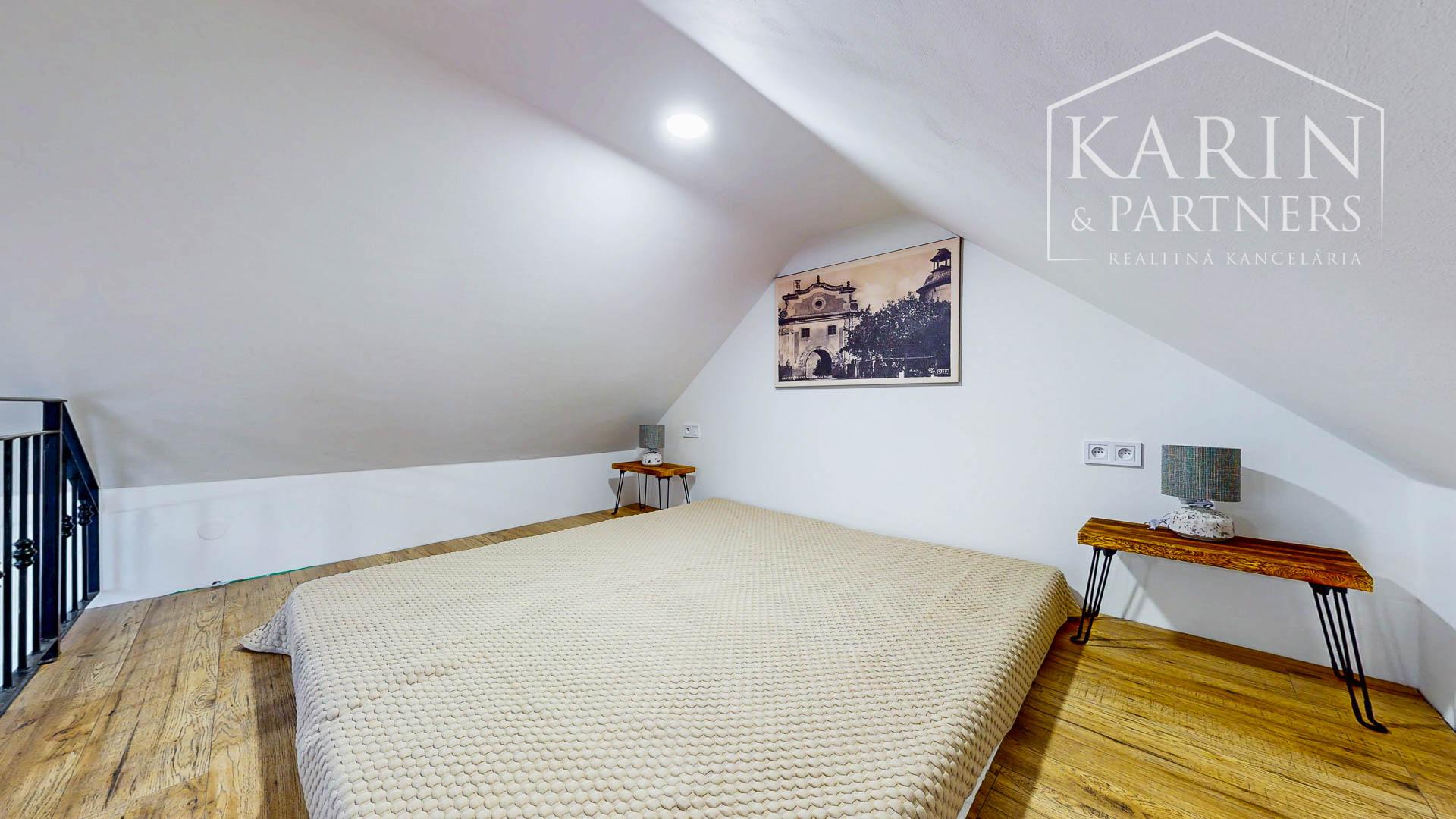 V centre Banskej Štiavnice nový podkrovný byt s klimatizáciou v Hellovom dome oproti parkovisku na predaj