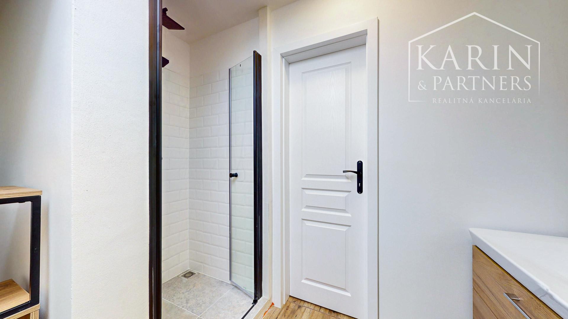 V centre Banskej Štiavnice nový podkrovný byt s klimatizáciou v Hellovom dome oproti parkovisku na predaj