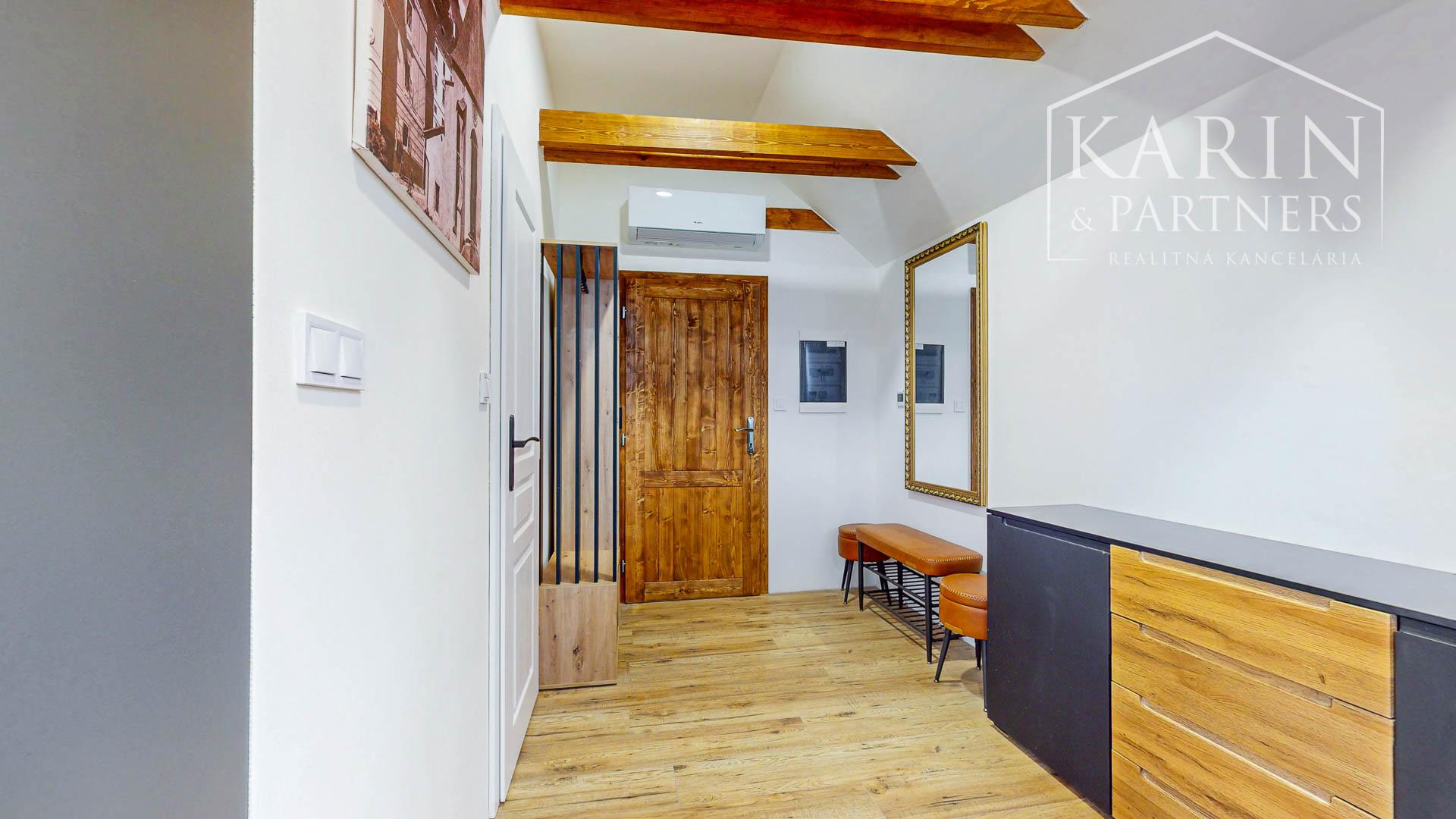 V centre Banskej Štiavnice nový podkrovný byt s klimatizáciou v Hellovom dome oproti parkovisku na predaj