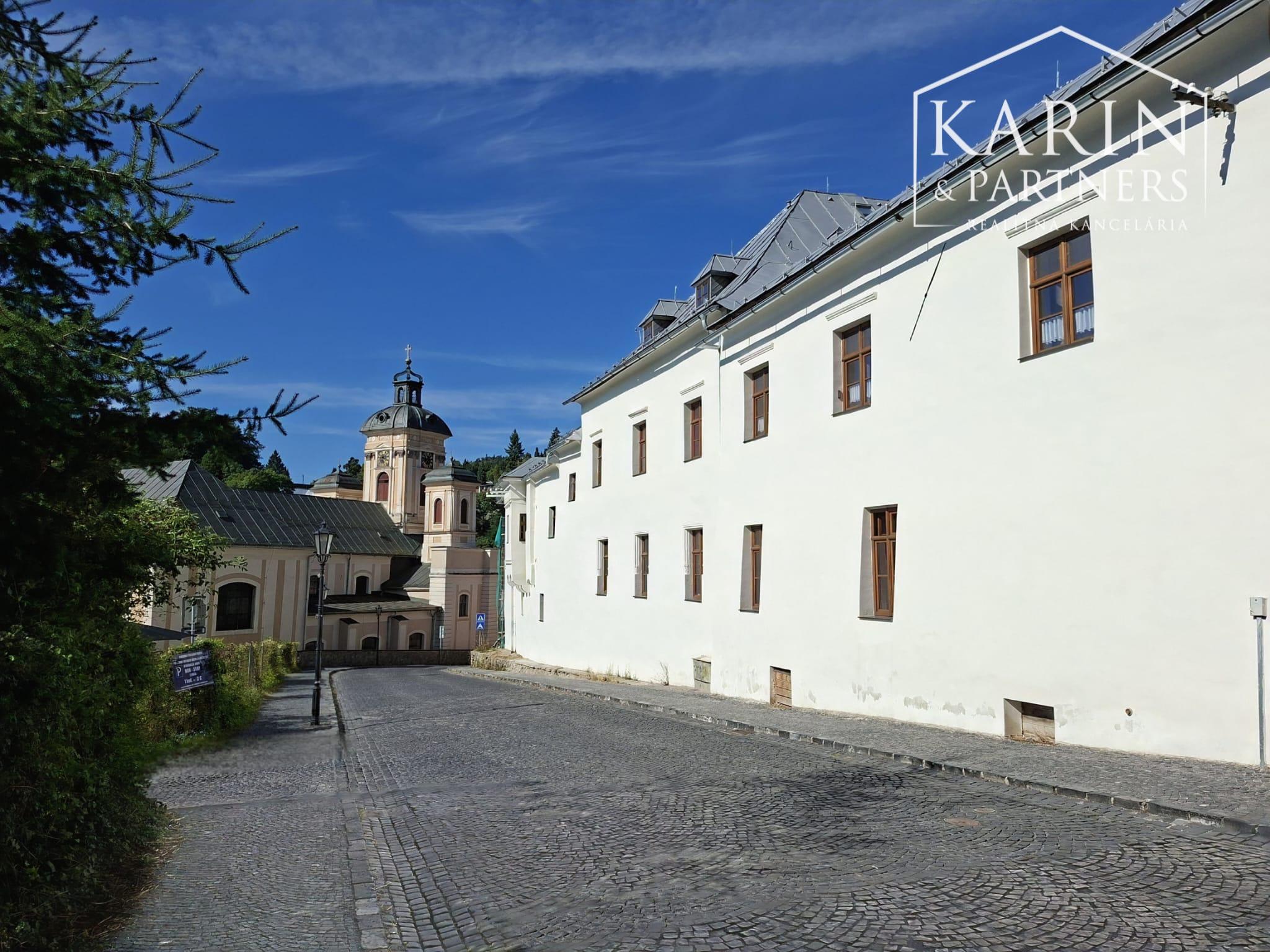 V centre Banskej Štiavnice nový podkrovný byt s klimatizáciou v Hellovom dome oproti parkovisku na predaj