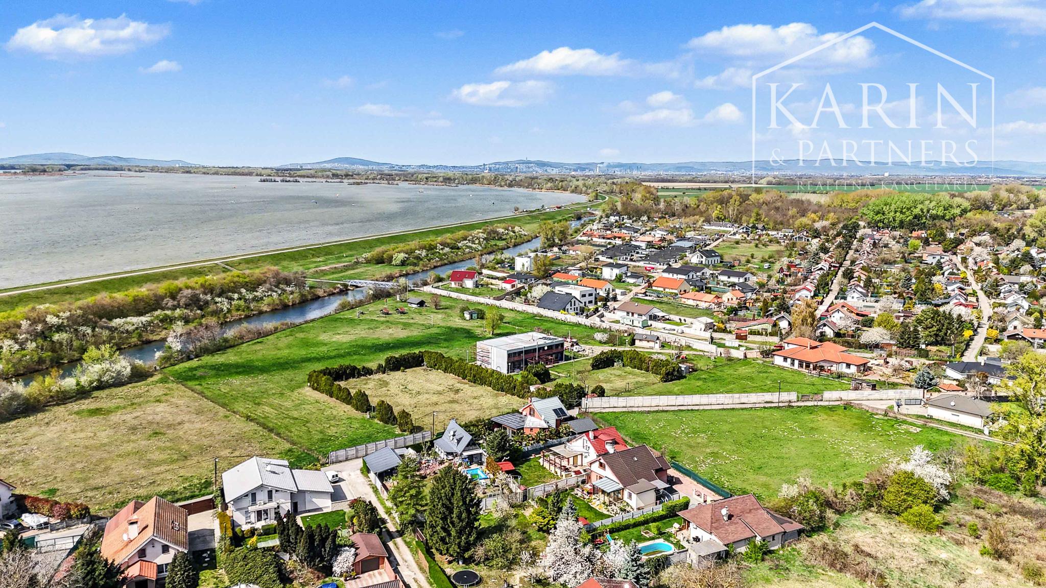 RODINNÝ DOM PRI DUNAJI S DOVOLENKOVOU ATMOSFÉROU - HAMULIAKOVO