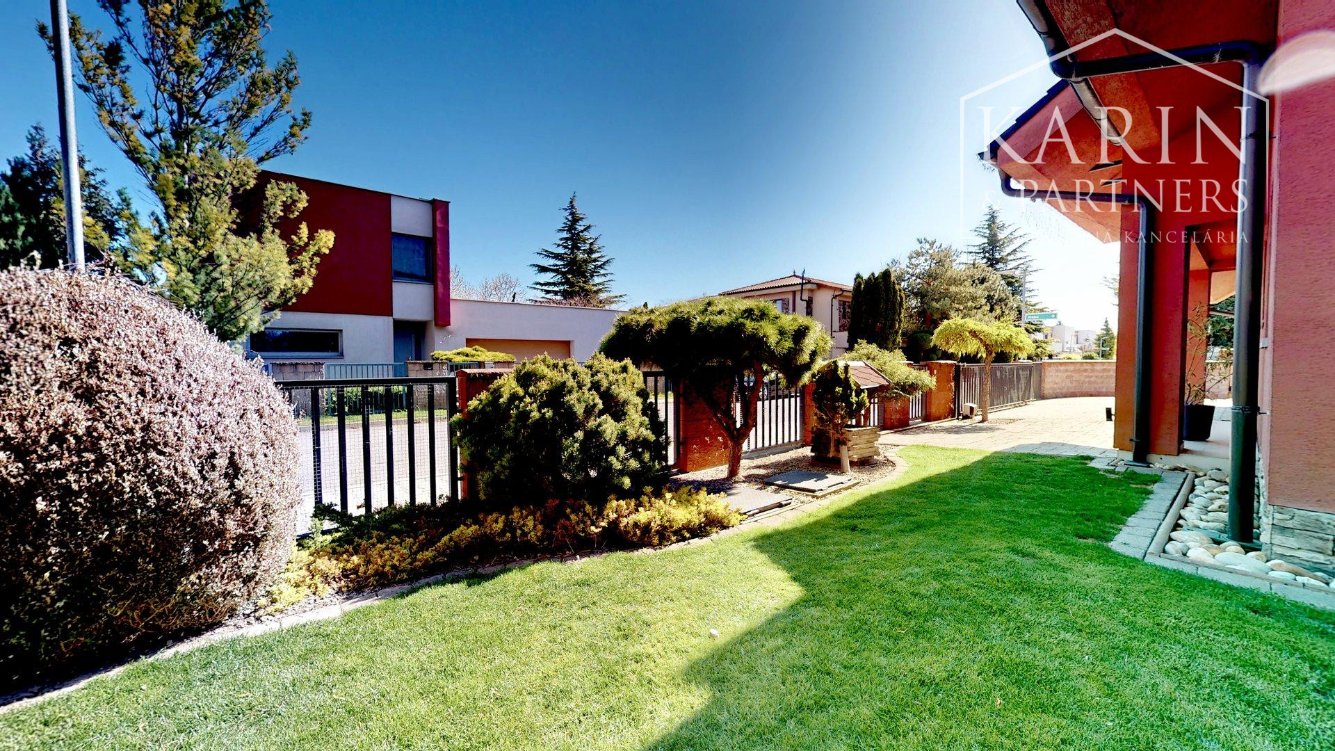 PRIESTRANNÝ 5I RODINNÝ DOM S DVOJGARÁŽOU A KRÁSNOU ZÁHRADOU