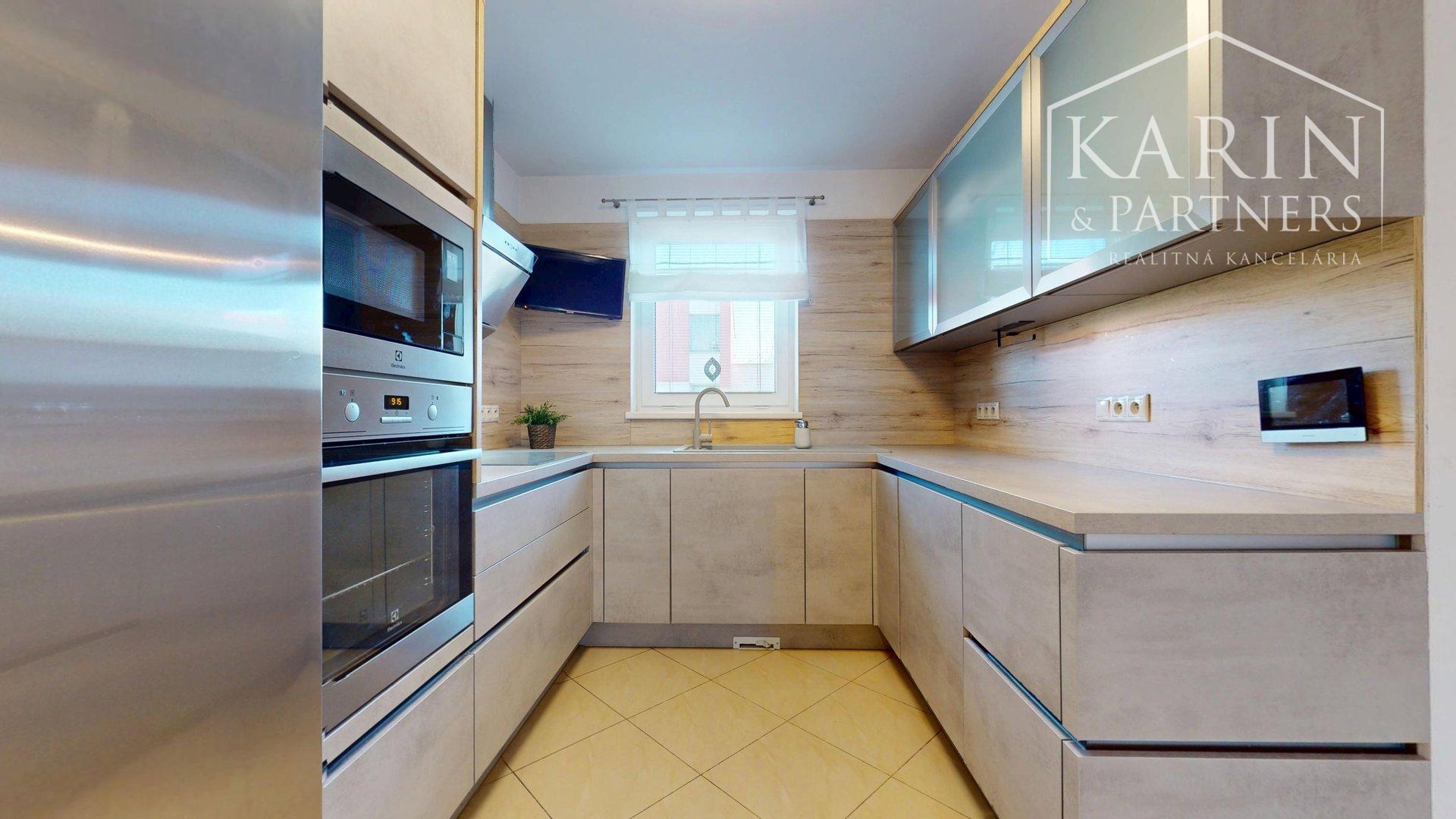 PRIESTRANNÝ 5I RODINNÝ DOM S DVOJGARÁŽOU A KRÁSNOU ZÁHRADOU