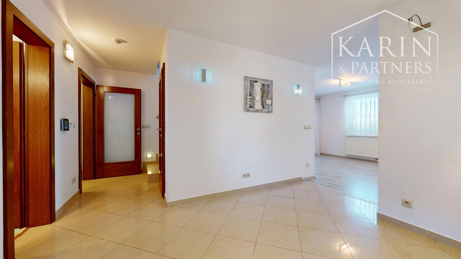 PRIESTRANNÝ 5I RODINNÝ DOM S DVOJGARÁŽOU A KRÁSNOU ZÁHRADOU