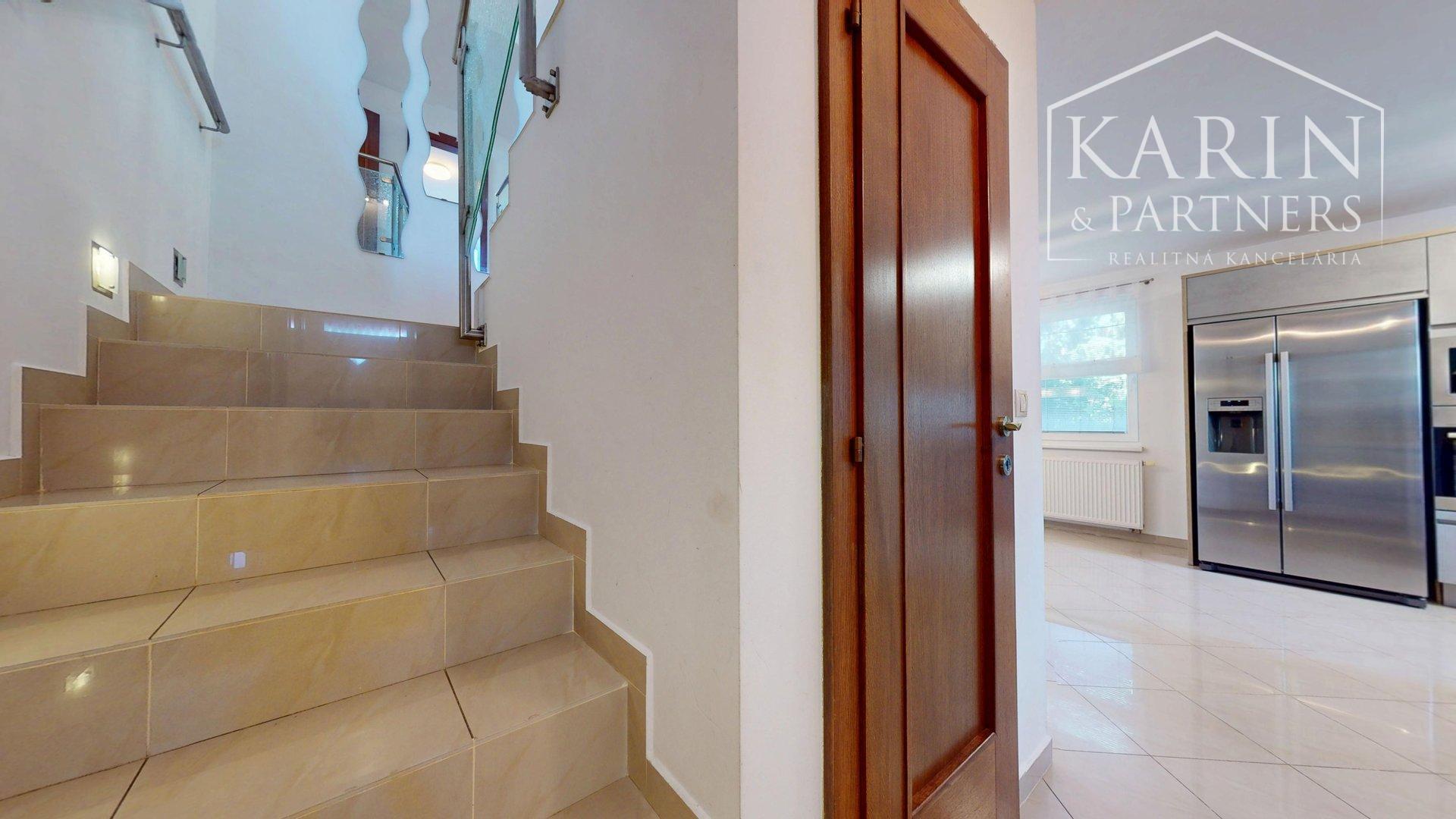 PRIESTRANNÝ 5I RODINNÝ DOM S DVOJGARÁŽOU A KRÁSNOU ZÁHRADOU